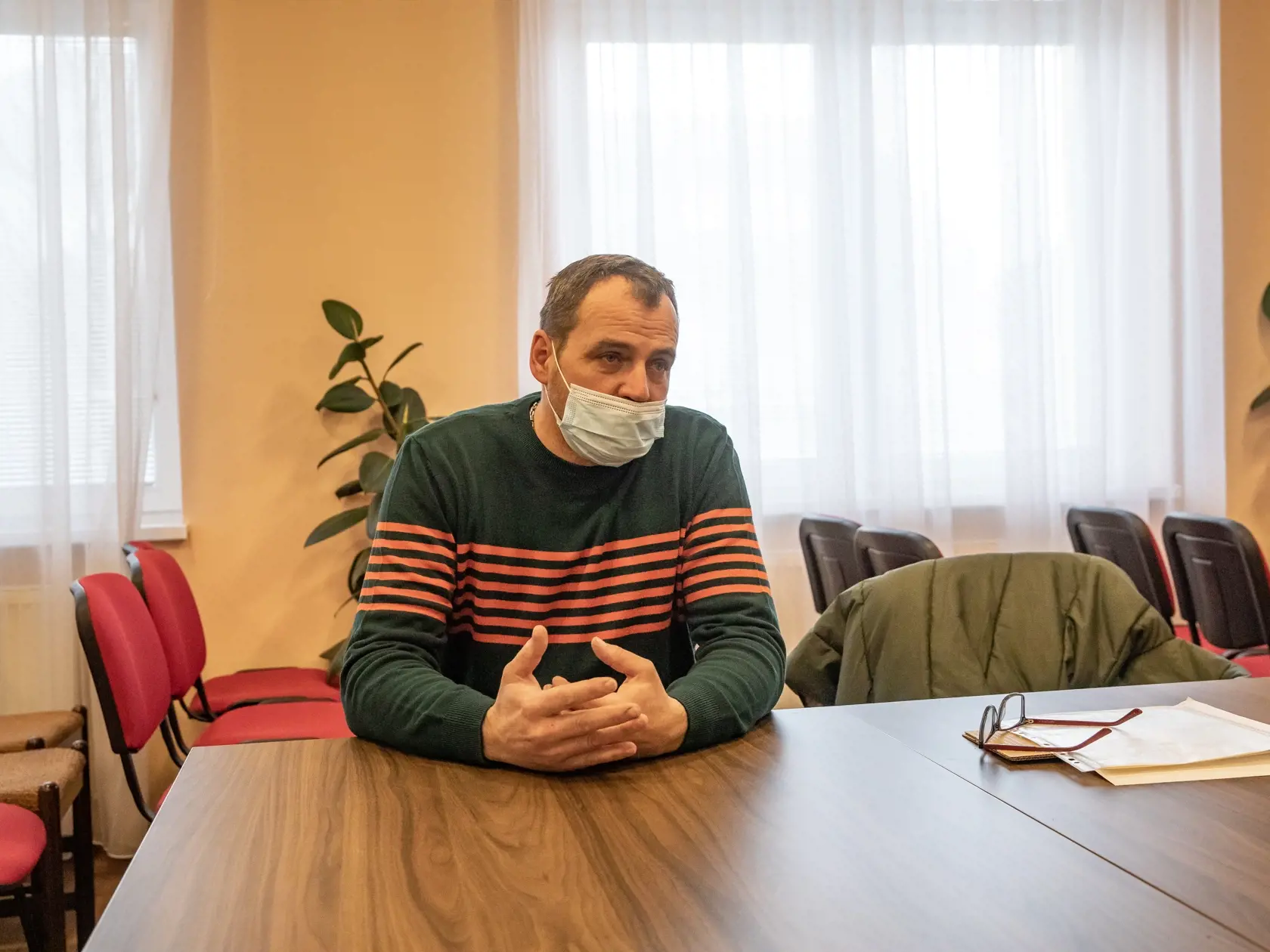 Starosta obce Kostolište Hubert Danihel sa snaží striehnuť na svojich občanov, aby sa nákazy zbavili.