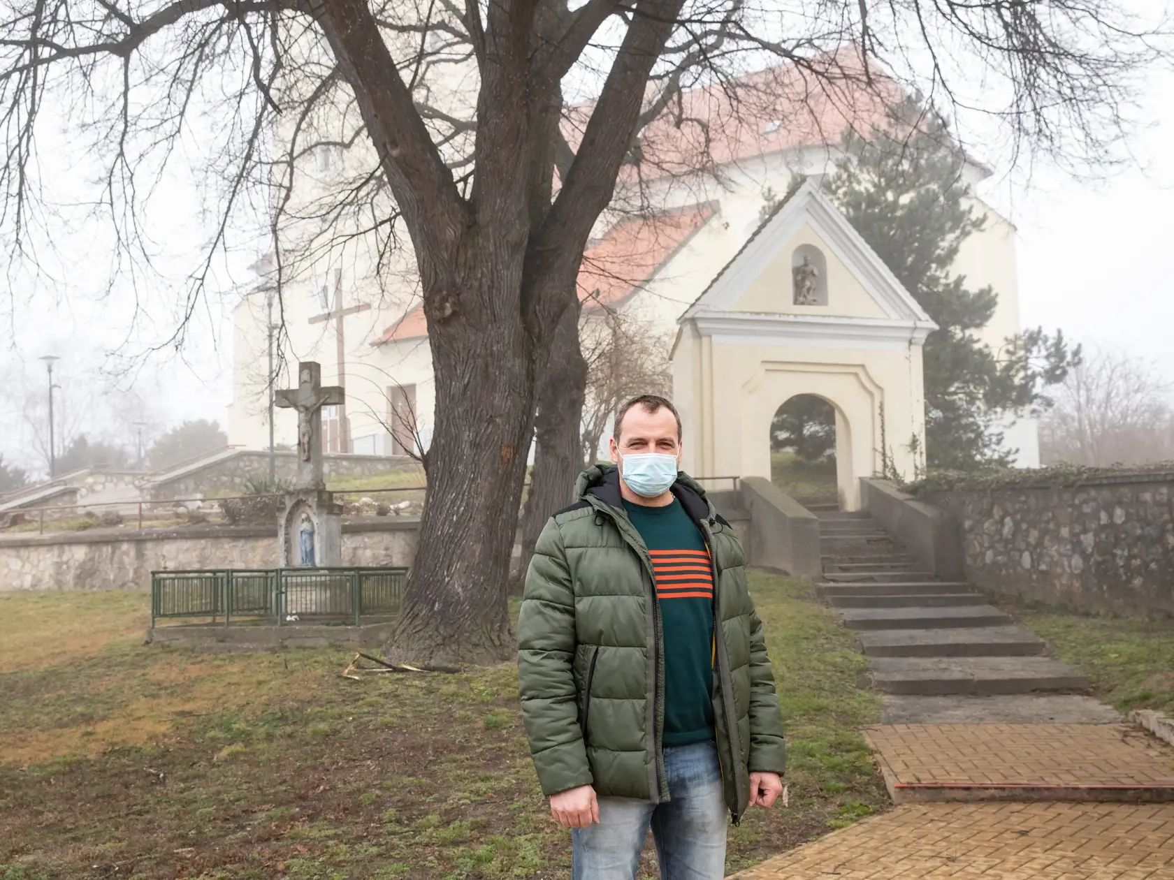 Reportáž v dedine Kostolište kde bol pred rokom prvý prípad covid-19.