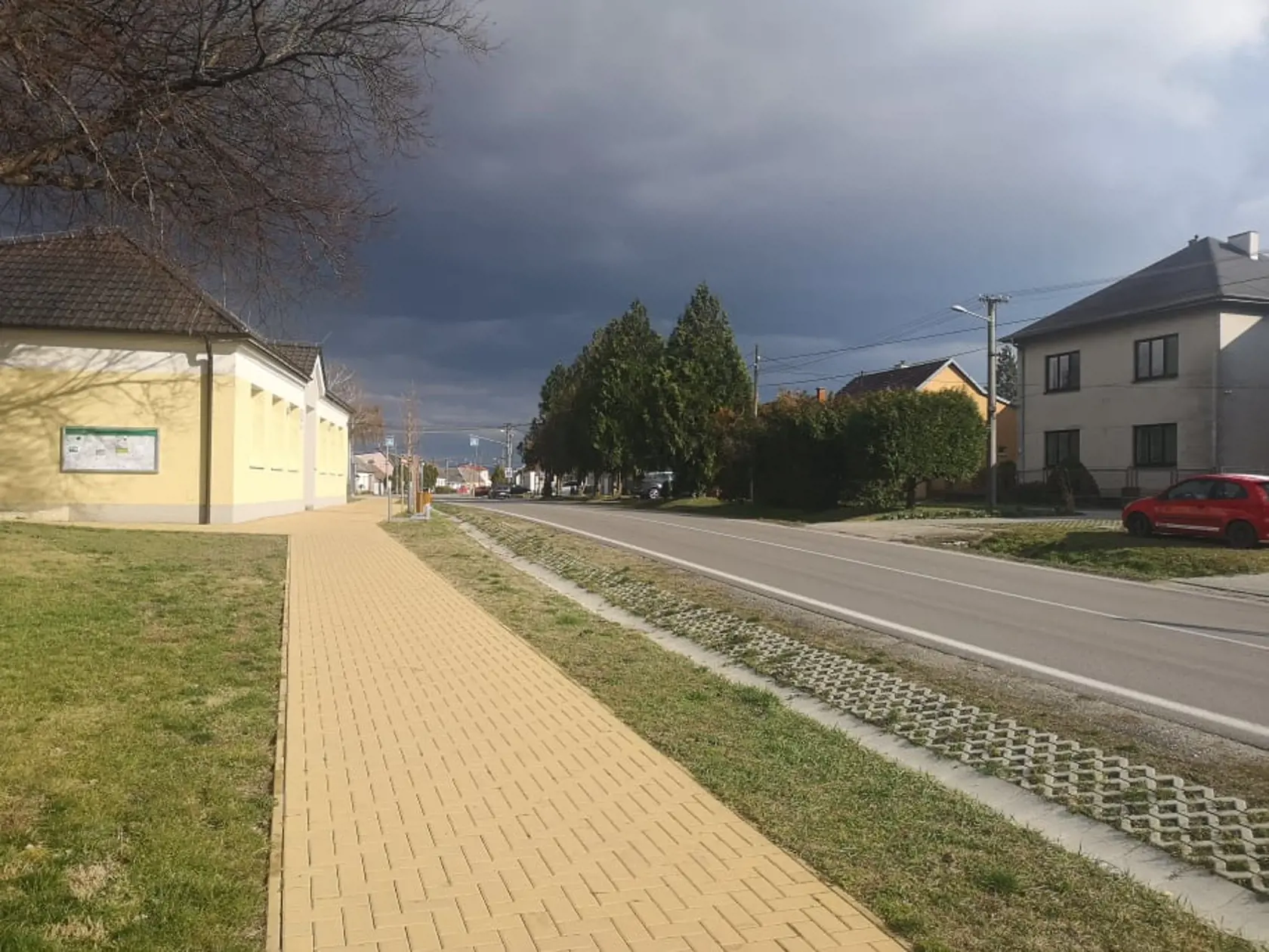 Situácia v obci Kostolište pri Malackách, v ktorej pochádza prvý potvrdený prípad koronavírusu na Slovensku. Atmosféra v obci je pokojná, no ulice sú pomerne prázdne.