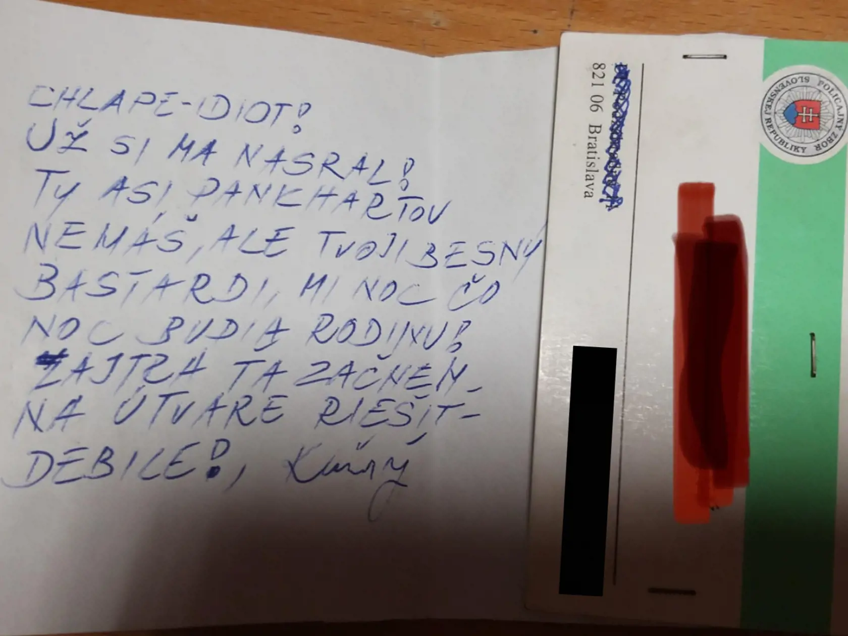 Muž dostal od policajta vyhražný list aj s vizitkou.