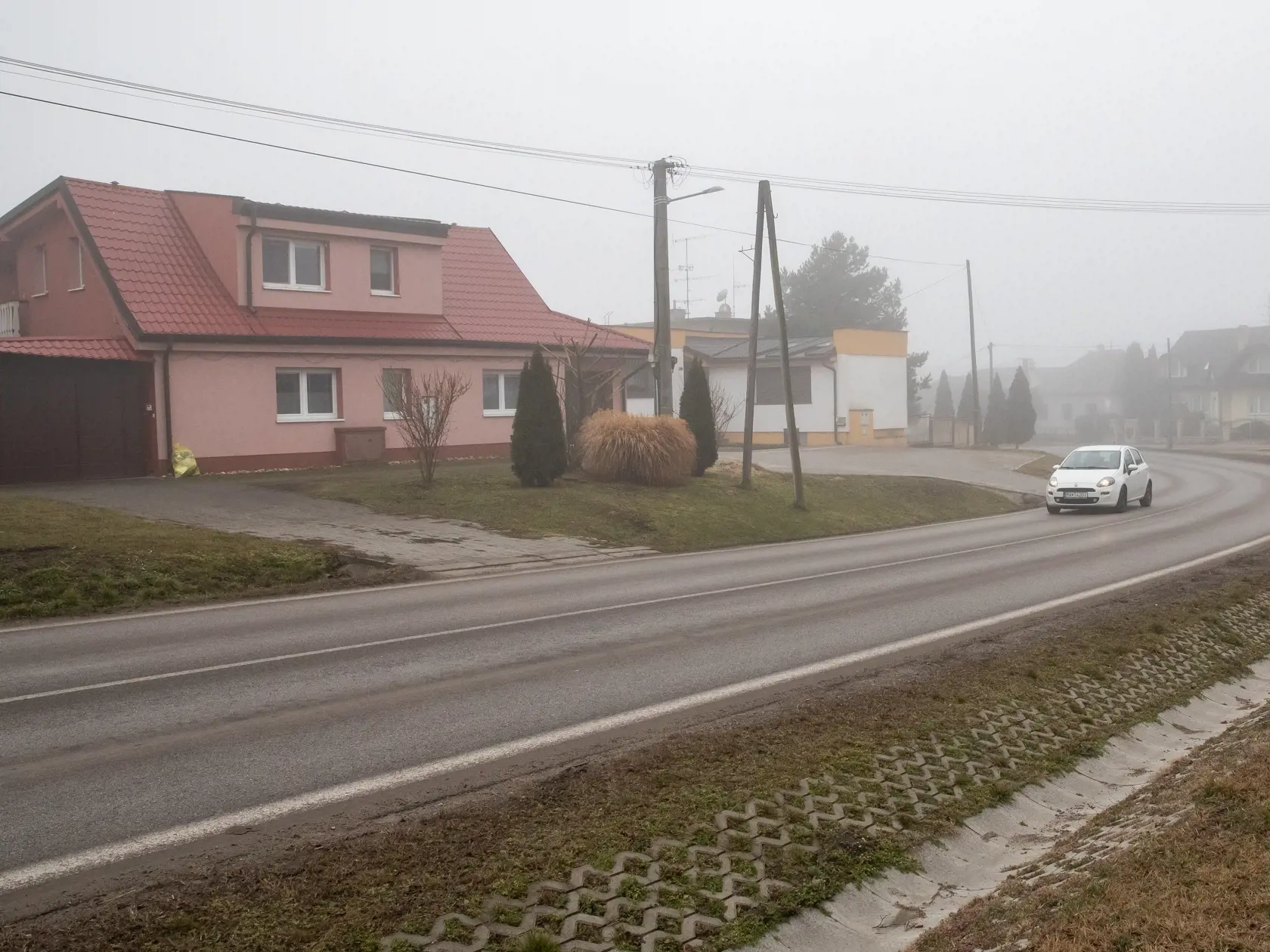 Reportáž v dedine Kostolište kde bol pred rokom prvý prípad covid-19.