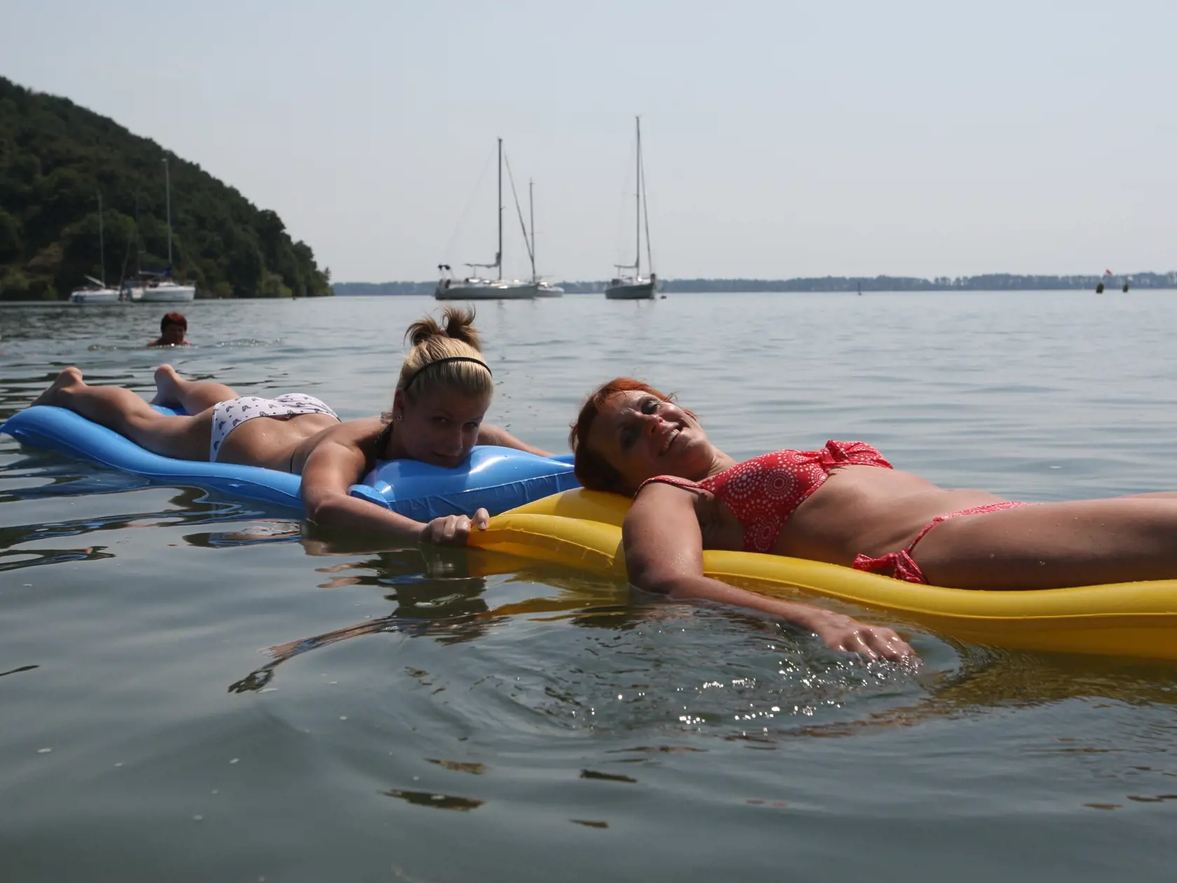 Zemplinska Sirava;kupanie a opalovanie sa na Zemplinskej Sirave na vychodnom Slovensku, voda, leto, relax, Zemplinska Sirava;1.8.2008;foto: Vacula Miroslav
