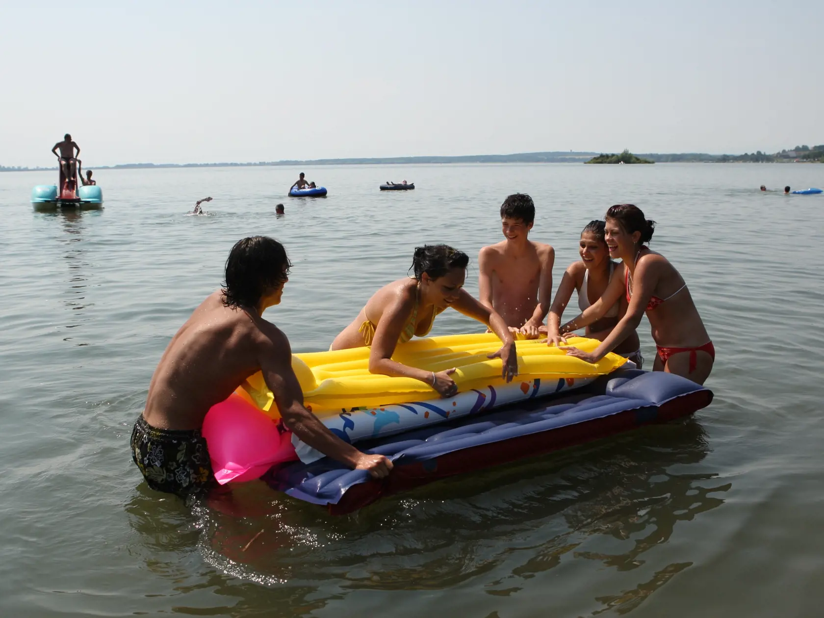 Zemplinska Sirava;kupanie a opalovanie sa na Zemplinskej Sirave na vychodnom Slovensku, voda, leto, relax, Zemplinska Sirava;1.8.2008;foto: Vacula Miroslav