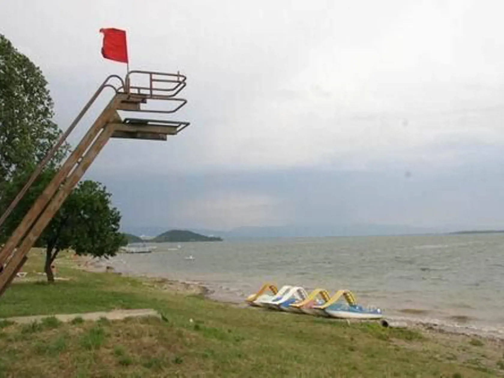 Vlajkou sú turisti informovaný o tom, či je možné sa kúpať alebo nie.