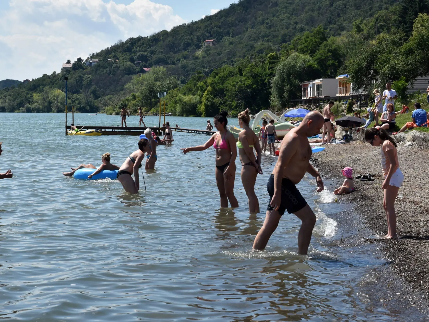 Teplé počasie prilákalo rekreantov k vode v rekreačnom stredisku Medvedia hora na Zemplínskej Šírave v nedeľu 9. júla 2017. FOTO TASR - Roman Hanc