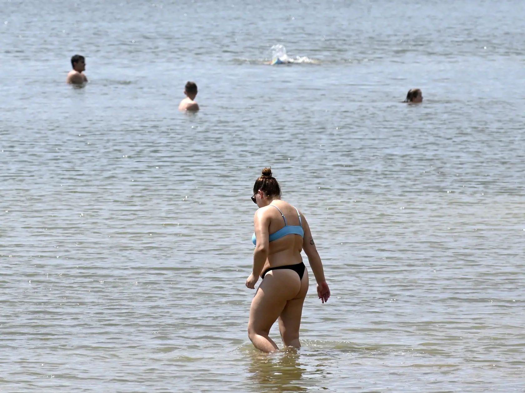 Na snímke rekreanti sa kúpu v rekreačnom stredisku Lúč na Zemplínskej Šírave 10. júla 2023. FOTO TASR - Roman Hanc