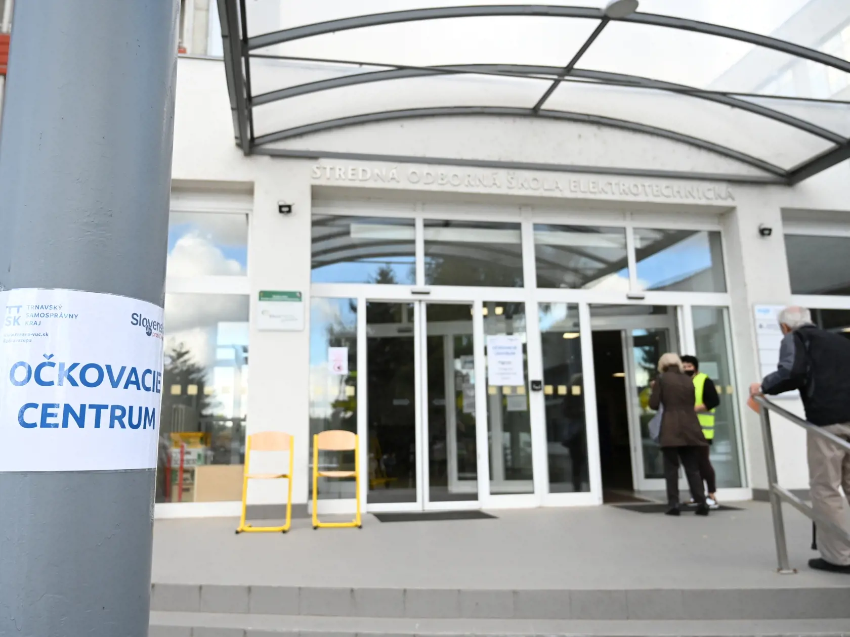Trnavská župa spúšťa očkovanie treťou dávkou vakcíny proti ochoreniu Covid-19. Na snímke vstup do očkovacieho centra na Strednej odbornej škole elektrotechnickej v Trnave v sobotu 23. októbra 2021. FOTO TASR - Lukáš Grinaj