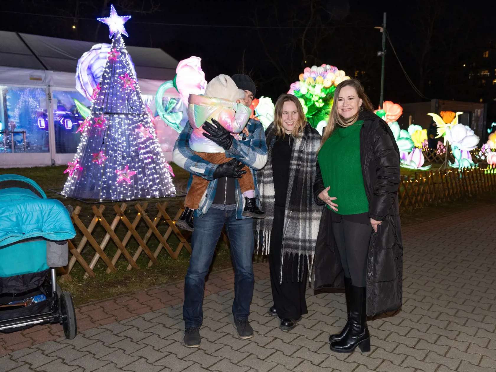Bratislava, 6. február 2025: Zuzana Haasová sa 10 dní po tajnom pôrode ukázala na detskej valentínskej akcii vo svetelnom parku. Spoločnosť jej robil manžel Viliam, staršia dcéra Romi a mladšia Marína.