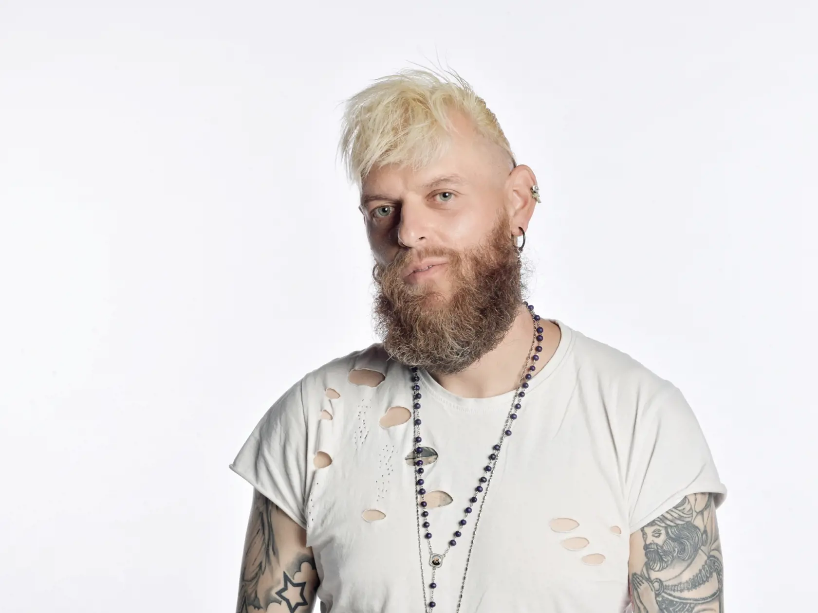 Zamiešajú karty? Do šou Farma prichádzajú noví farmári. Toto je Peter.