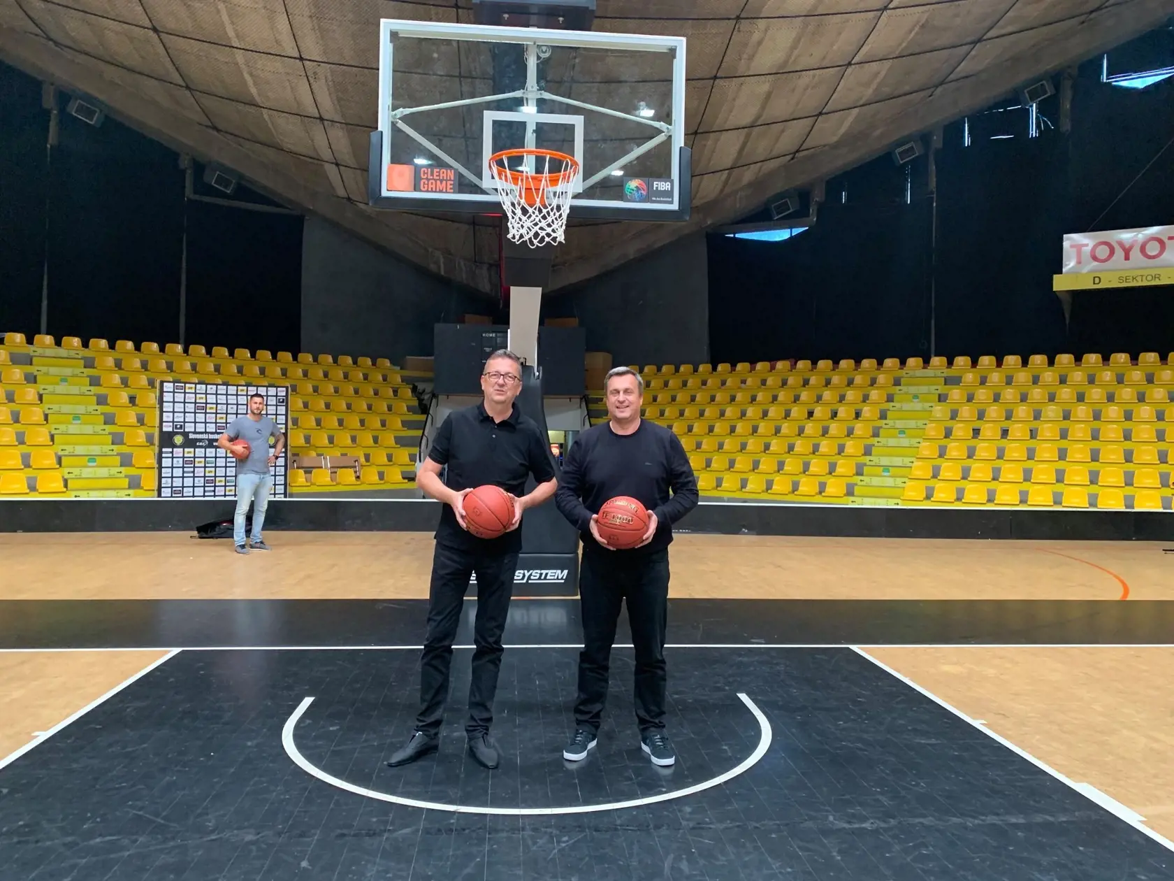 Šéf parlamentu Andrej Danko sa spolu s podpredsedom parlamentu Martinom Glváčom vybrali na basketbal.