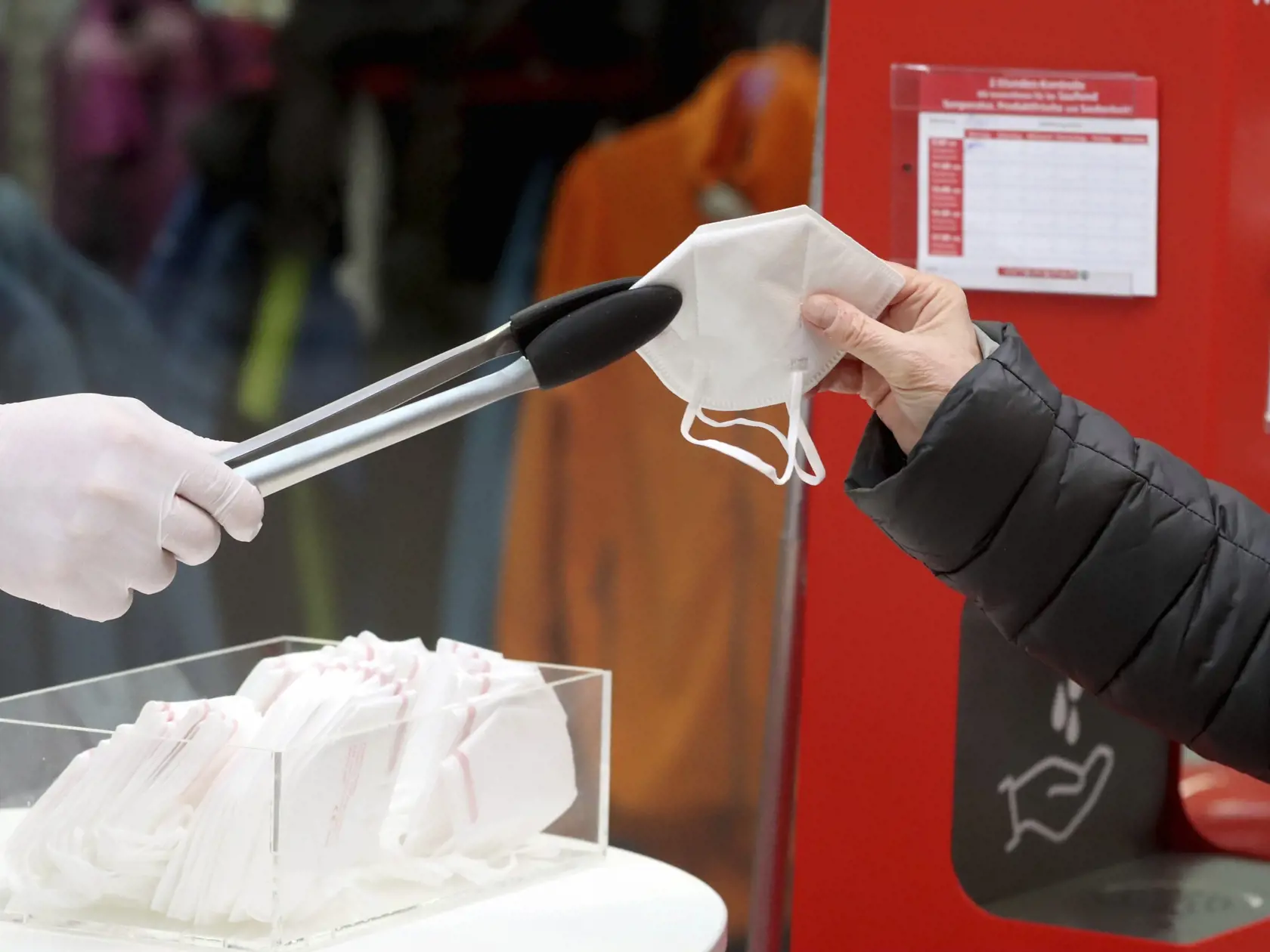 Od 8. marca budú respirátory povinné v obchodoch a verejnej doprave.