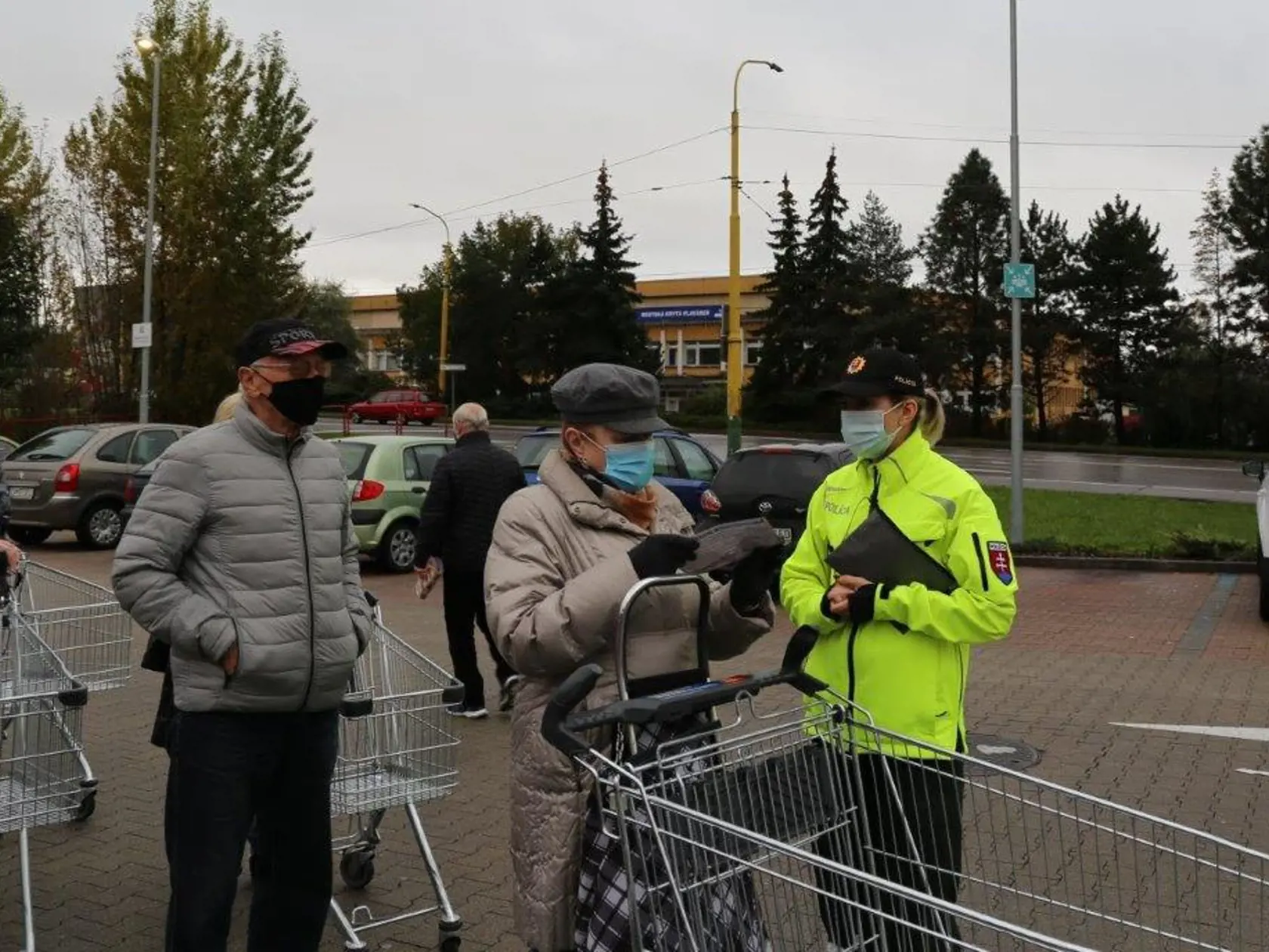 Od pondelka už nebudú môcť ísť pozitívni na COVID-19 na nákup.