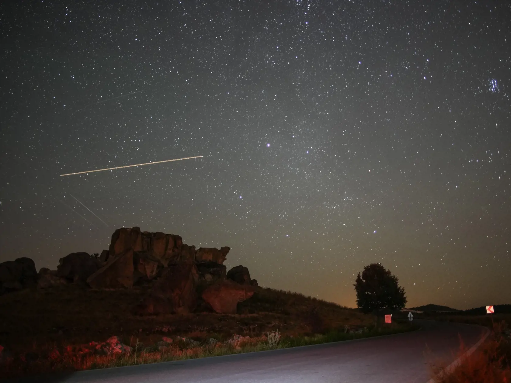 Pozorovanie meteorického roja Perzeíd v údolí Phrygian v tureckom Afyonkarahisare, 250 km juhozápadne od Ankary v sobotu 12. augusta 2023.