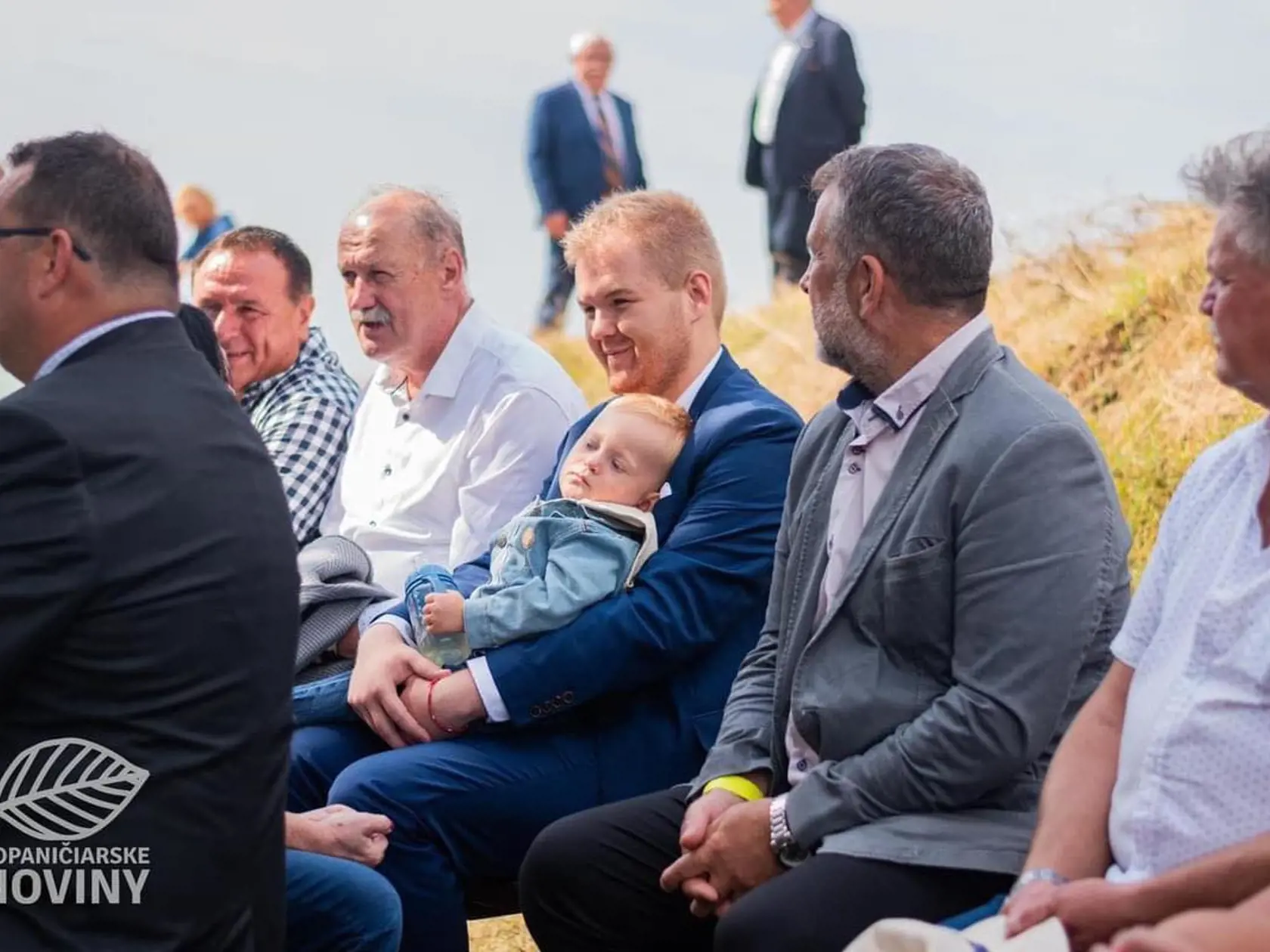 V rámci víkendu bol vo Veľkej Javorine aj ďalší predstaviteľ strany Hlas Michal Bartek. Na vrchole sa konali 176. Slávnosti bratstva Čechov a Slovákov. ,,Tu bratia vždy sa stretať budú. Žiadna hranica či politická situácia nemôže rozdeliť naše dva bratské národy," uviedol poslanec na Facebooku. „Pre mňa osobne bol tento ročník výnimočný, pretože som naň zavítal prvýkrát aj so svojím synčekom,“ pochválil sa Bartek.