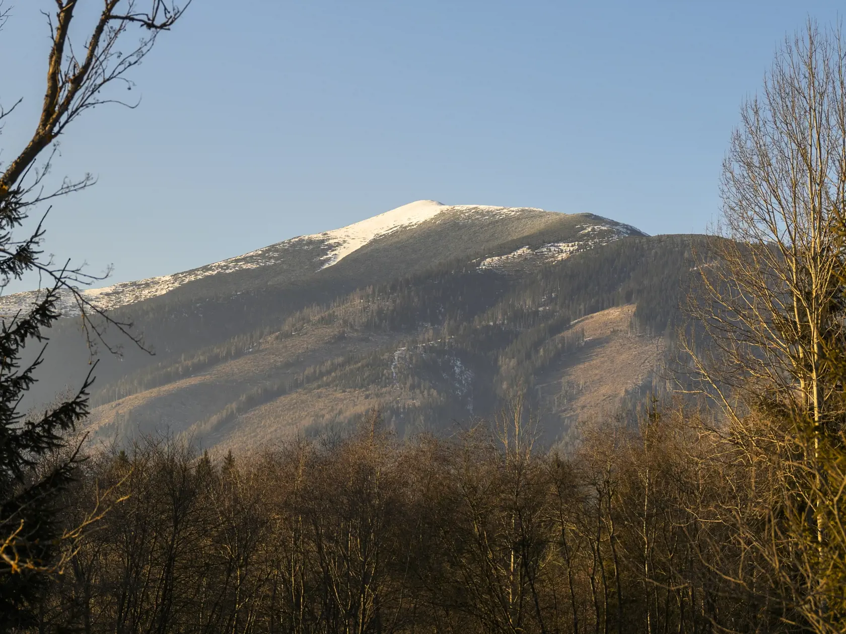 Na snímke vrch Bystrá  (2 248,4 m n. m.) v Západných Tatrách z Pribiliny 18. februára 2025.