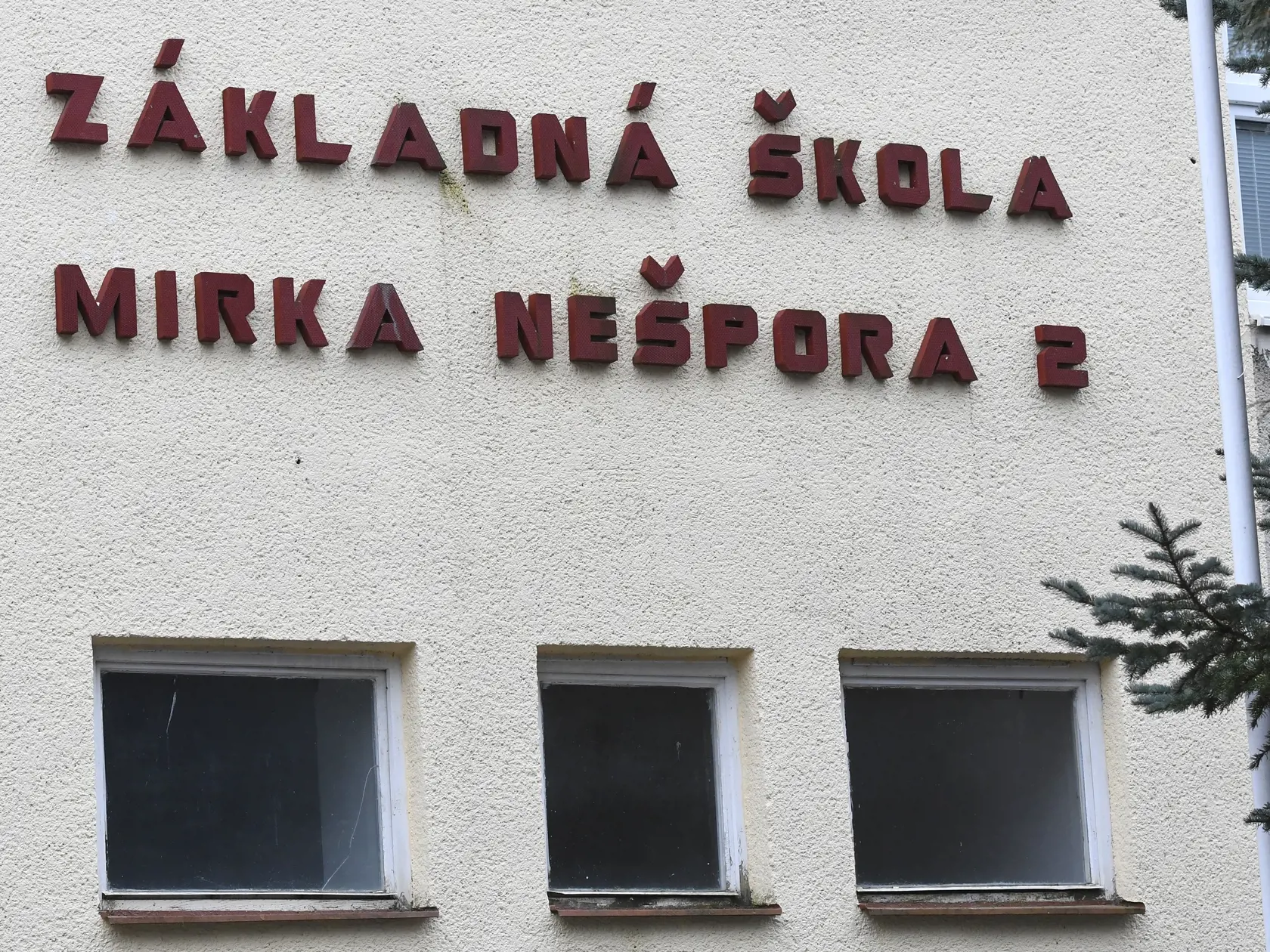 Mesto Prešov zabezpečilo antigénové testovanie pre rodičov detí a zamestnancov škôl v zriaďovateľskej pôsobnosti mesta Prešov. Na snímke antigénové testovanie na ochorenie Covid-19 v Prešove na odbernom mieste ZŠ Mirka Nešpora 7. februára 2021 v Prešove. FOTO TASR – Milan Kapusta