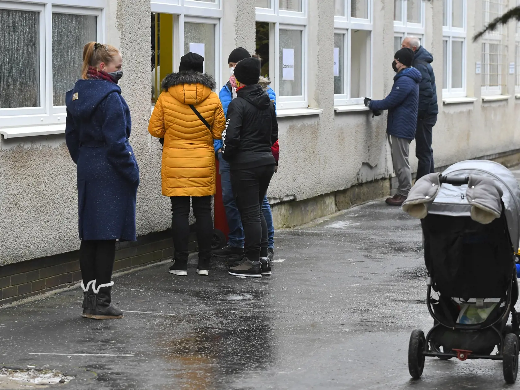 Mesto Prešov zabezpečilo antigénové testovanie pre rodičov detí a zamestnancov škôl v zriaďovateľskej pôsobnosti mesta Prešov. Na snímke antigénové testovanie na Covid-19 v Prešove na odbernom mieste ZŠ Mirka Nešpora 7. februára 2021 v Prešove. FOTO TASR – Milan Kapusta