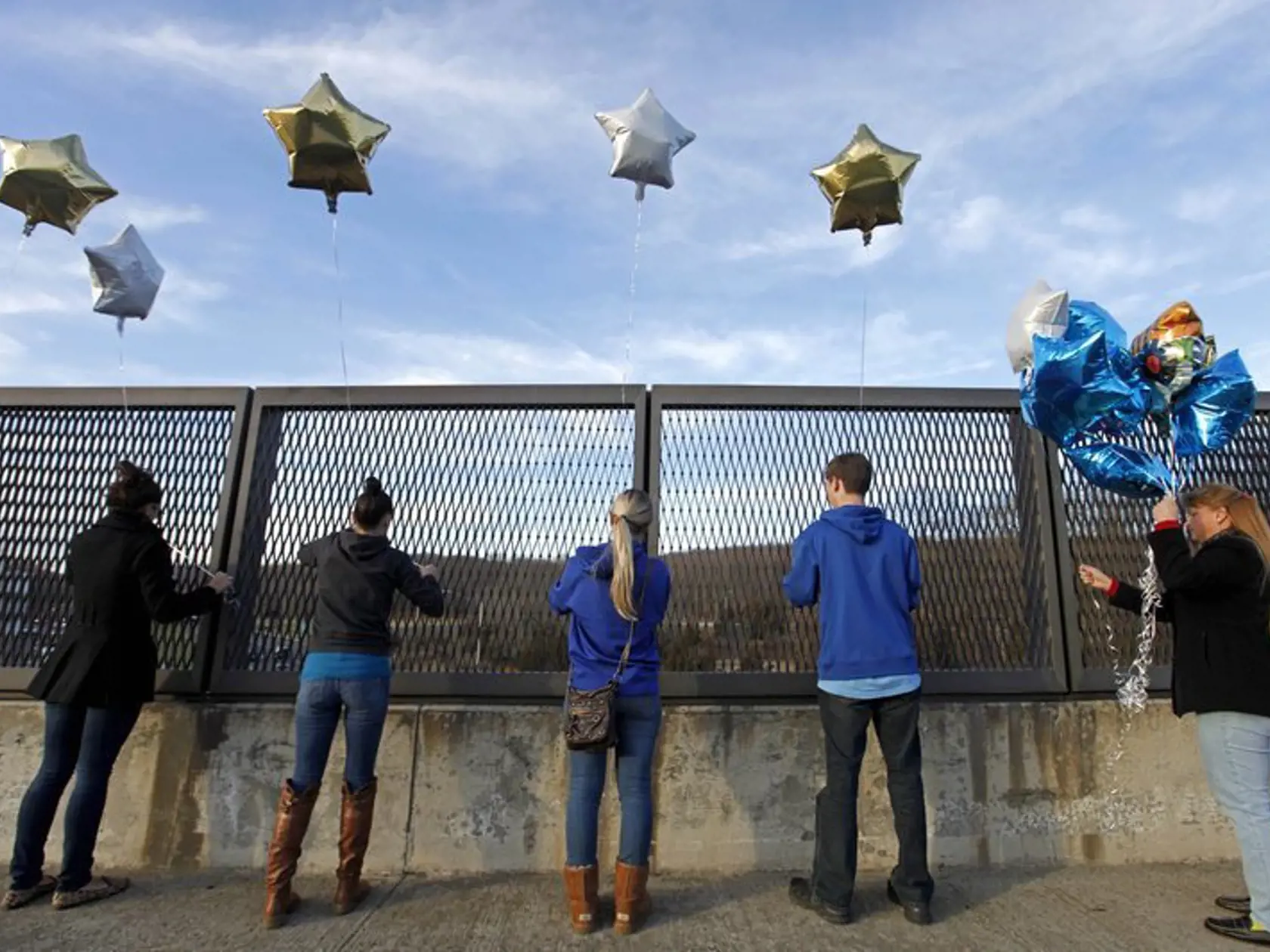 Newtown: Za obeťami smútia i študenti.