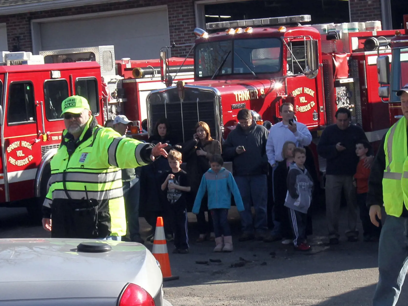STREĽBA V AMERIKE: Ľuďom pomáhali policajti aj záchranári.