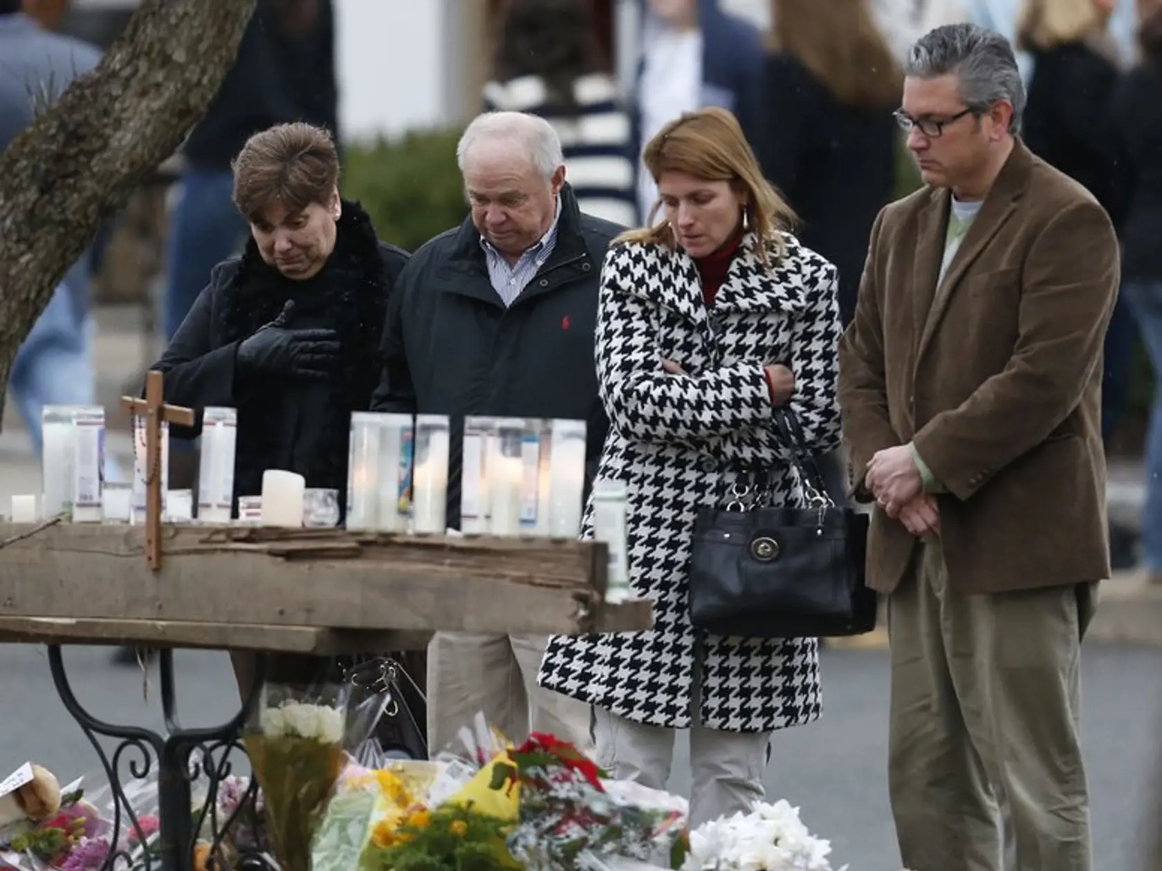 STREĽBA V AMERIKE: Ľudia nosia ku škole sviečky, hračky aj kvety.