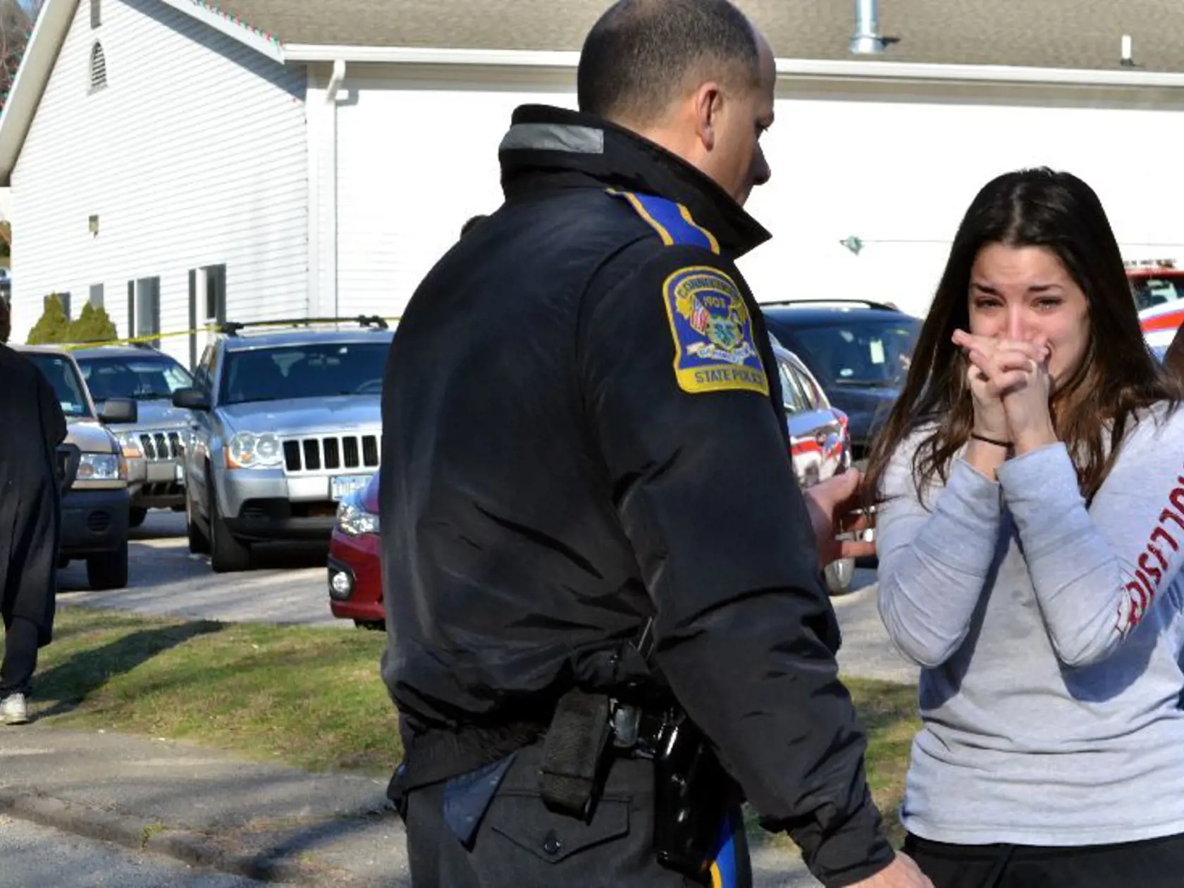 STREĽBA V AMERIKE: Vydeseným žiakom pomáhali policajti aj záchranári.