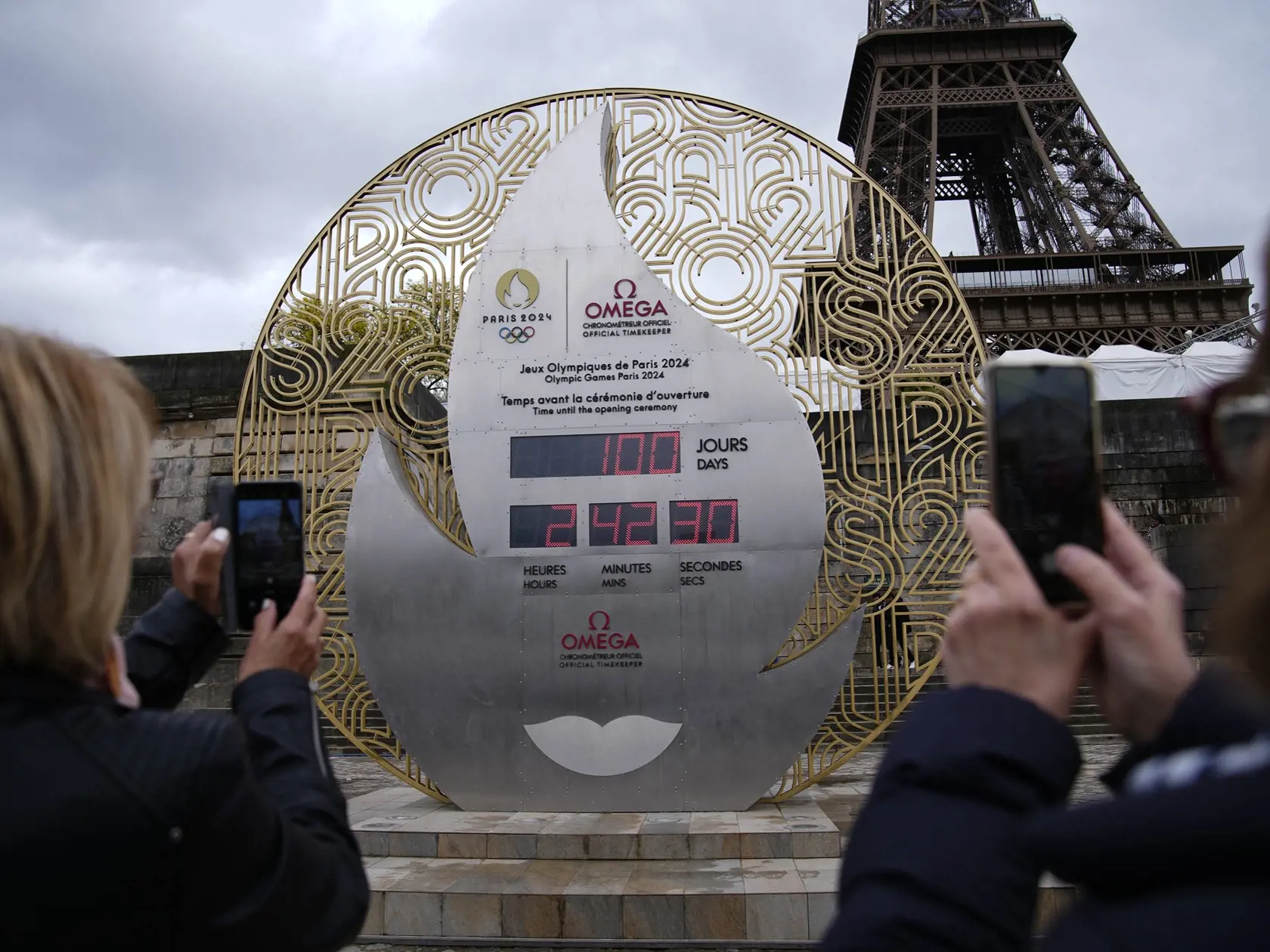 Na snímke turisti si fotia hodiny, ktoré odpočítavajú dni do začiatku letných olympijských hier, 17. apríla 2024 v Paríži.