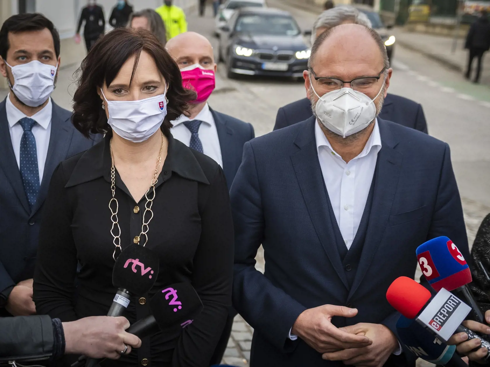 Zástupcovia strán SaS a Za ľudí žiadajú rekonštrukciu vlády. Hovoria, že nejde len o nákup Sputnika poza ich chrbty, ale o štýl vládnutia Igora Matoviča. Za ľudí prežíva krízu aj v strane, čochvíľa môže preferencie strácať aj SaS.