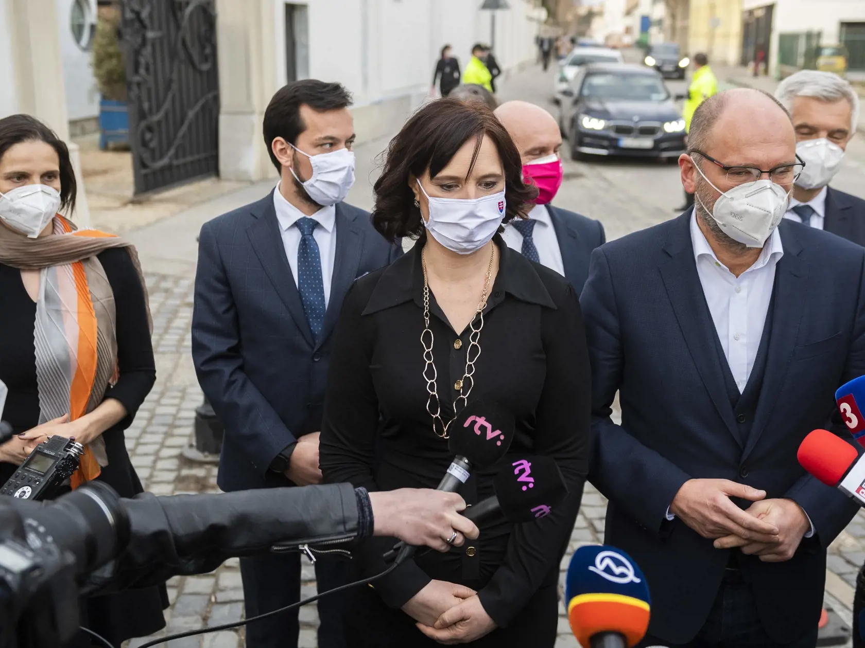 Zástupcovia strán SaS a Za ľudí žiadajú rekonštrukciu vlády. Hovoria, že nejde len o nákup Sputnika poza ich chrbty, ale o štýl vládnutia Igora Matoviča. Za ľudí prežíva krízu aj v strane, čochvíľa môže preferencie strácať aj SaS.