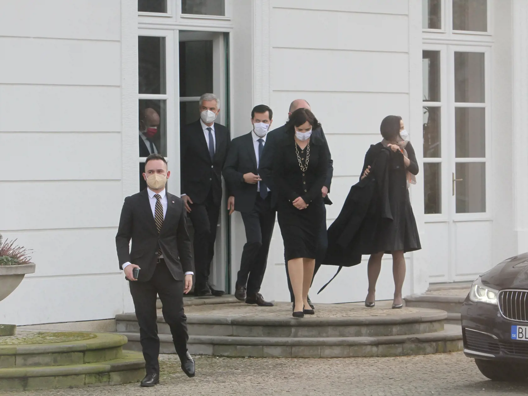 Richard Sulík a Veronika Remišová vychádzali z Prezidentského paláca ako prví, medzi rokujúcimi bol aj minister zahraničia Ivan Korčok či ministerka vnútra Mária Kolíková.