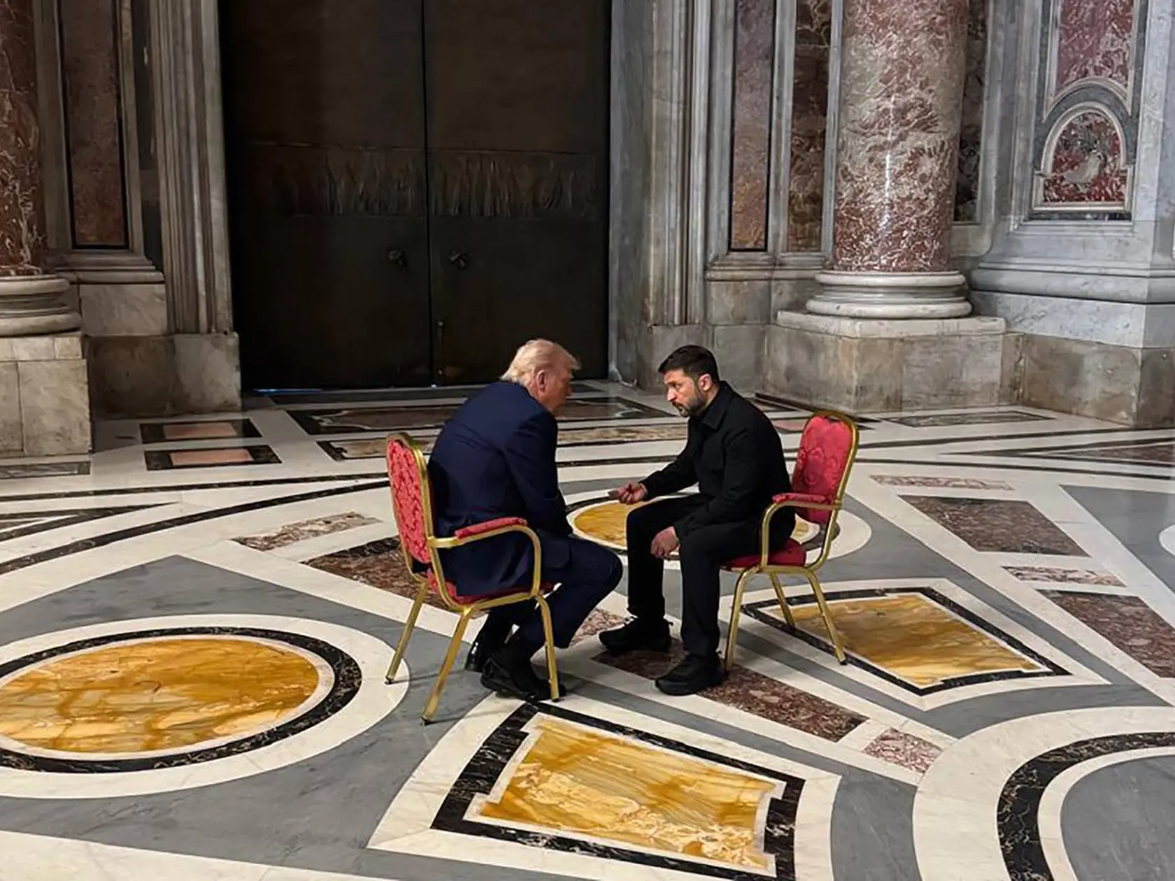 Pohreh pápeža Františka využili americký prezident Donald Trump a ukrajinský prezident Volodymyr Zelenskyj na stretnutie v Bazilika Svätého Petra vo Vatikáne.