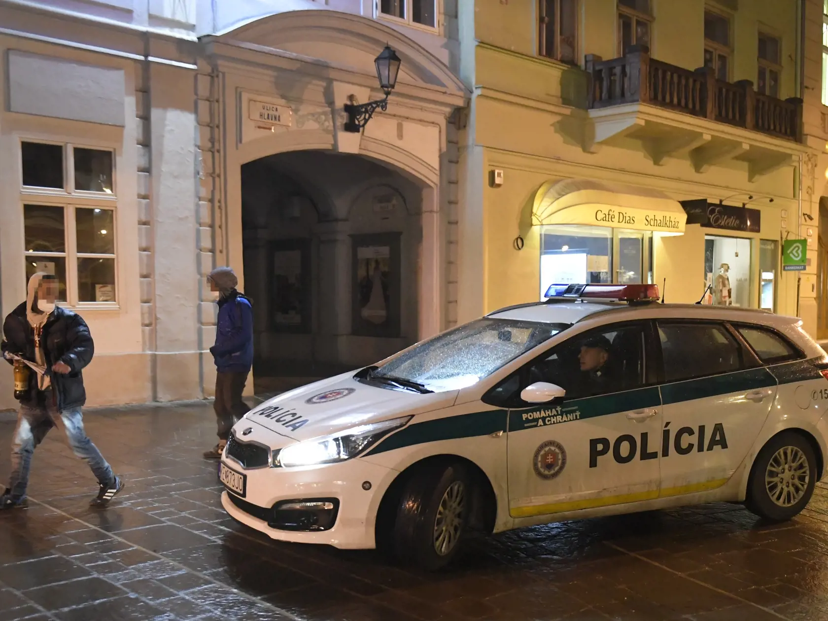 Na snímke policajná hliadka v Košiciach na Hlavnej ulici.