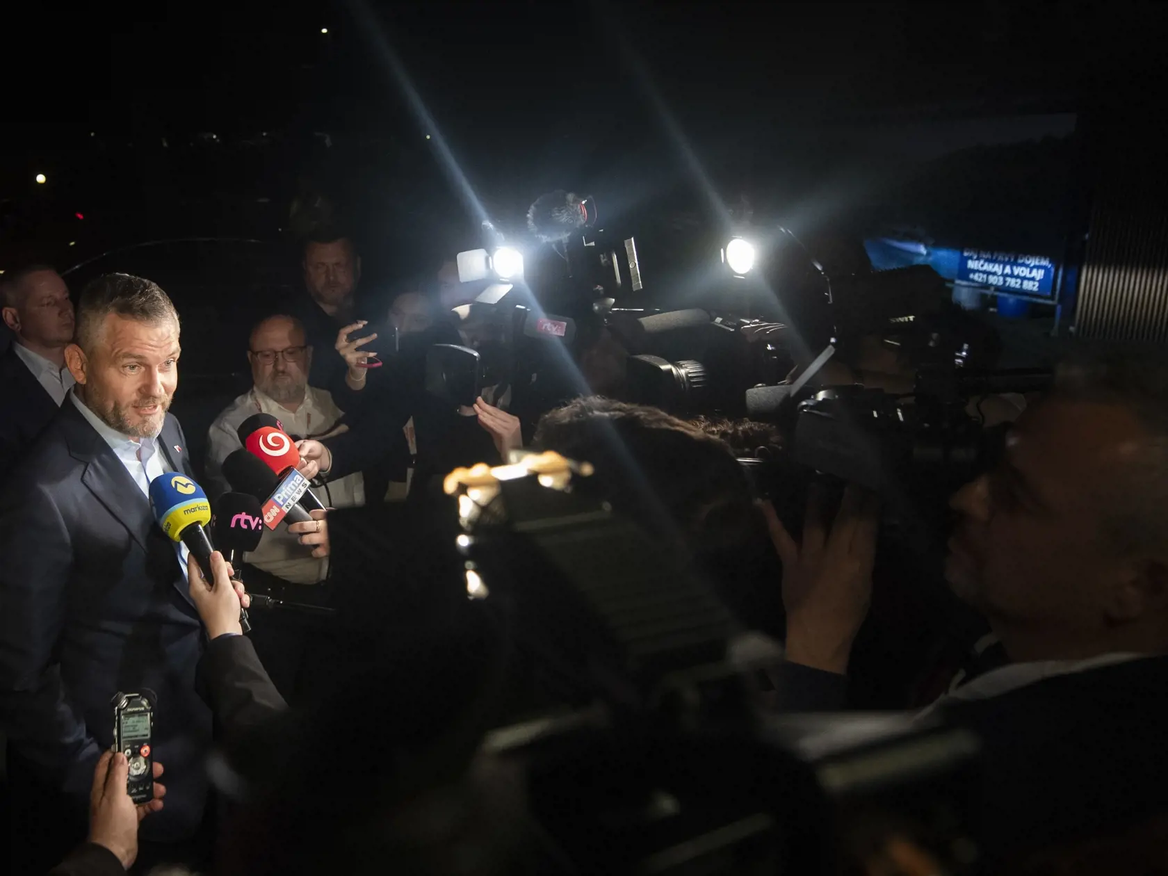Na snímke pPeter Pellegrini odpovedá na otázky novinárov počas príchodu do svojej volebnej centrály v Bratislave v rámci 2. kola prezidentských volieb v sobotu 6. apríla 2024.