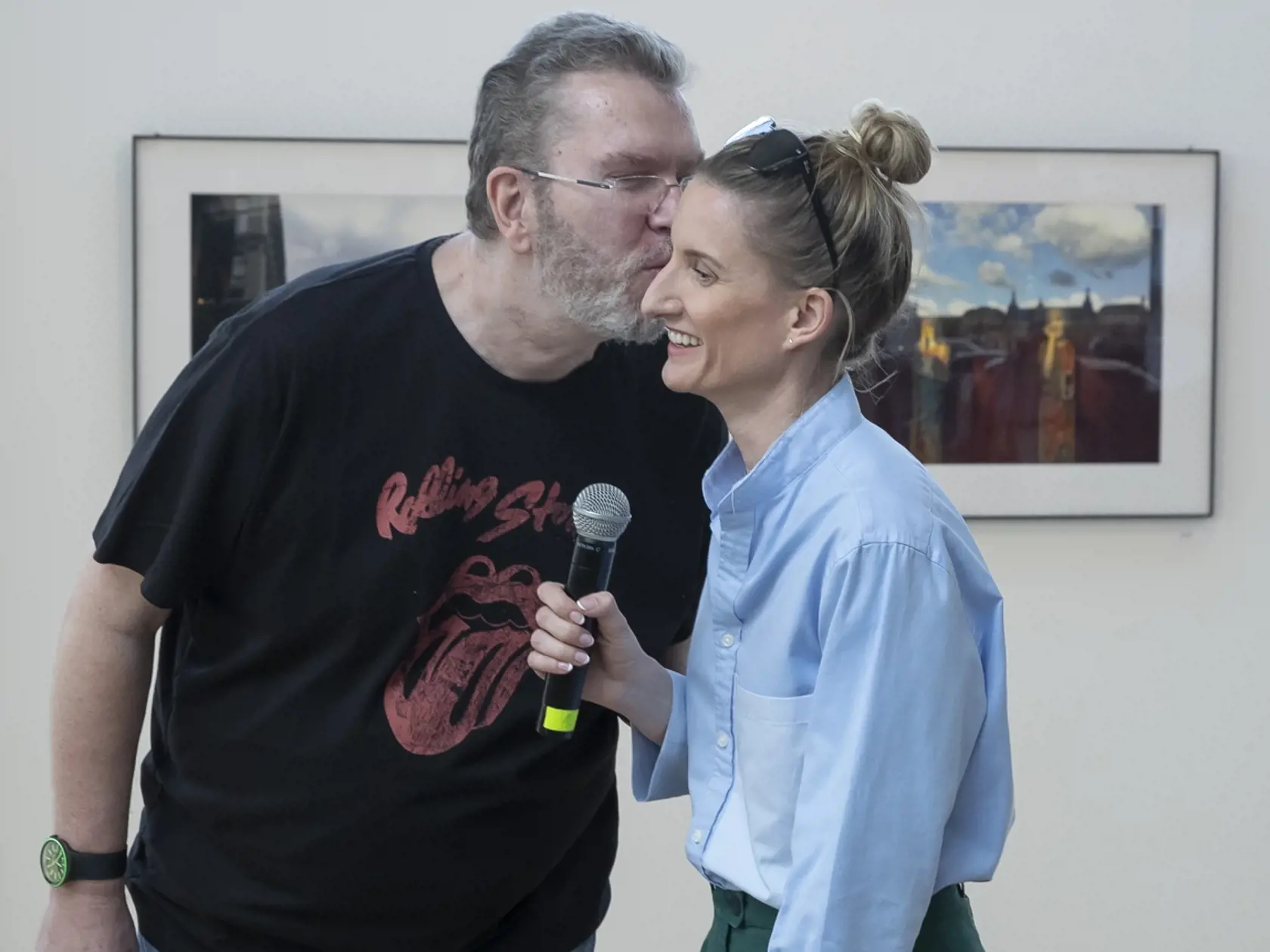 Okamihy - vernisáž výstavy fotografií speváka Richarda Müllera v priestoroch Umeleckej besedy v Bratislave. Na snímke je moderátorka Adela Vinczeová a Richard Müller.