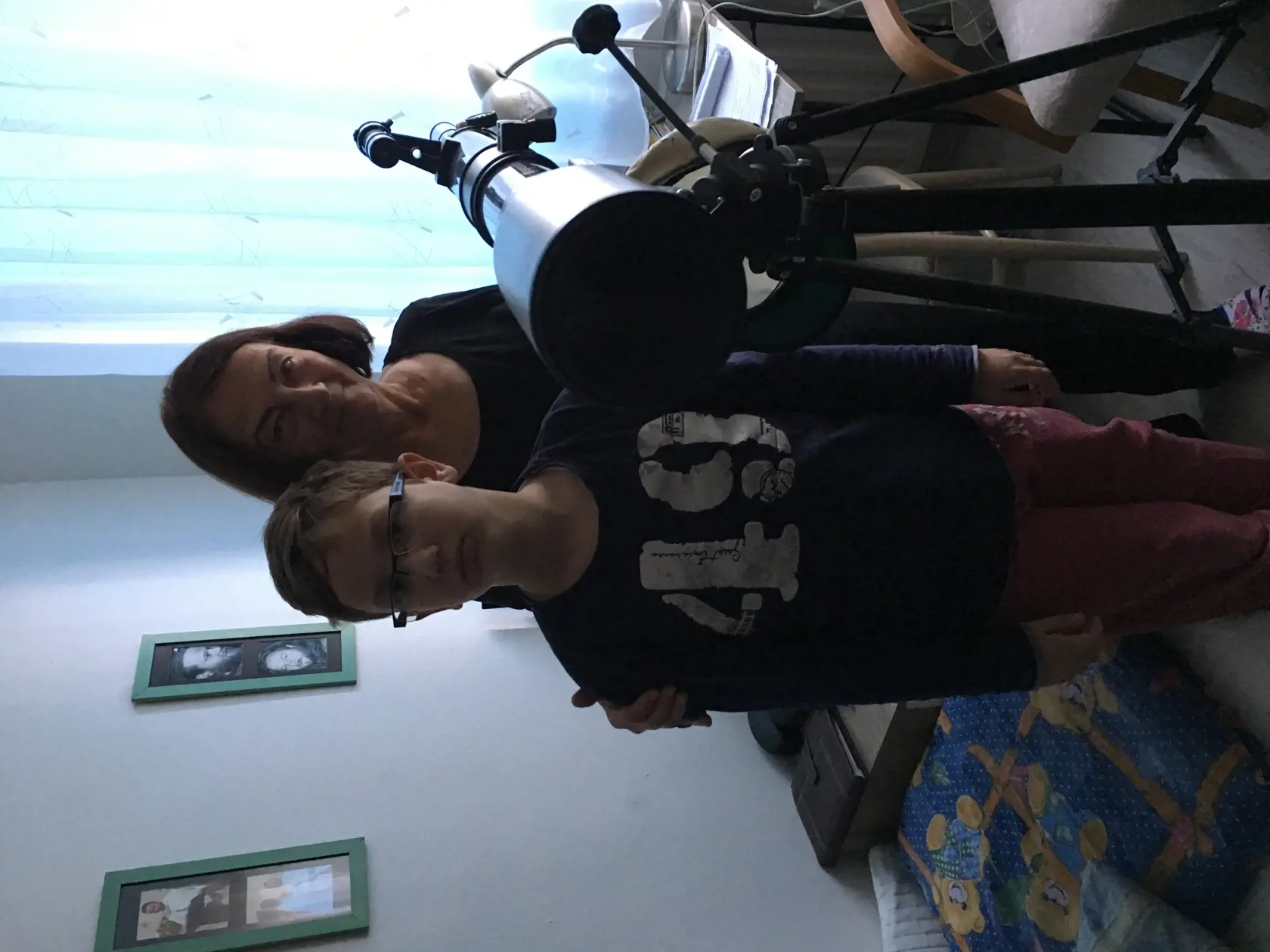 Matej (10) s babkou Janou pri poslednom darčeku od otca Petra.