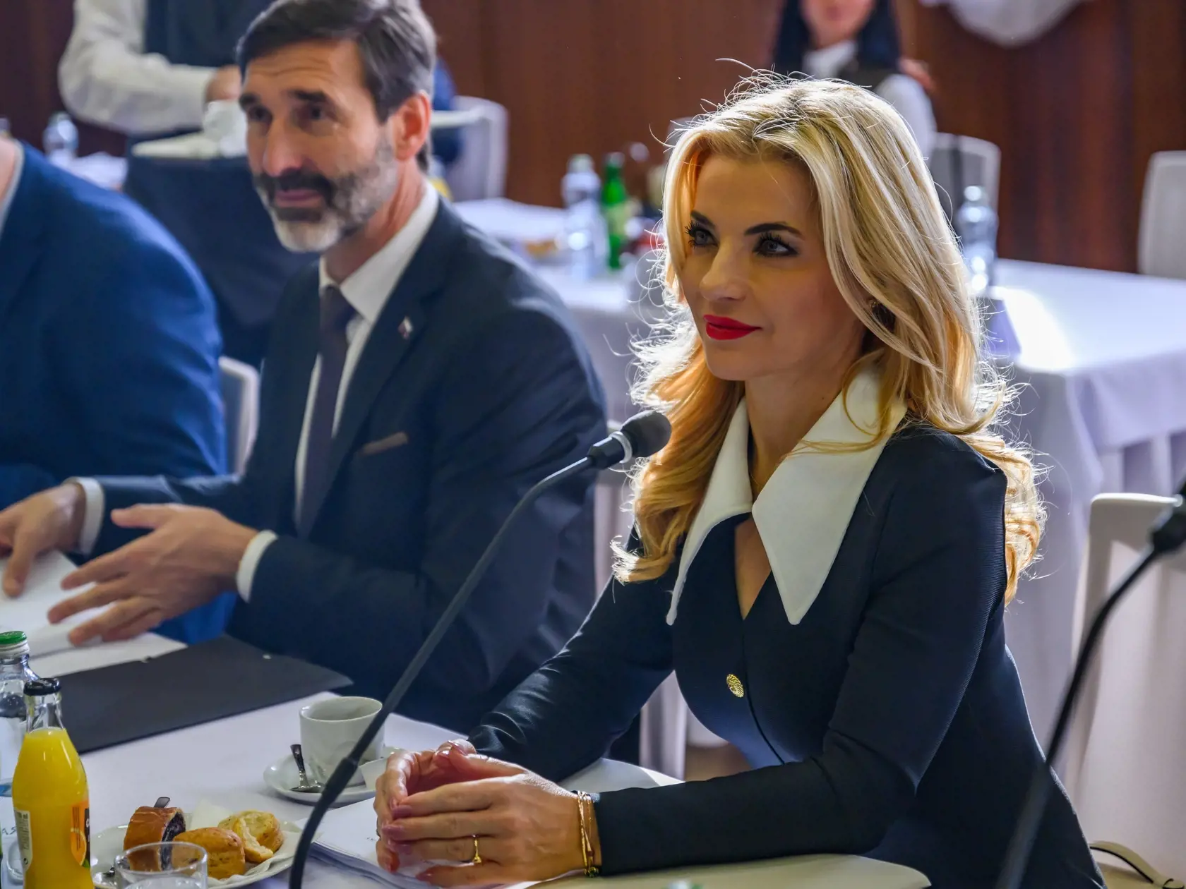 Zľava minister zahraničných vecí a európskych záležitostí SR Juraj Blanár (Smer) a ministerka kultúry SR Martina Šimkovičová (nominantka SNS) počas výjazdového rokovania vlády v Topoľčiankach, okres Zlaté Moravce 27. novembra 2024.