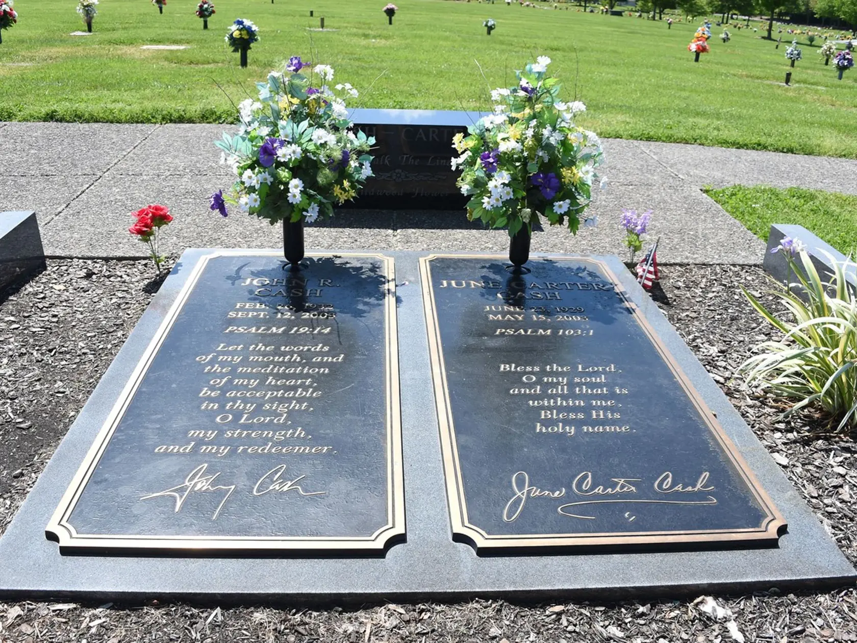 Johnny Cash a jeho manželka June umreli v roku 2003. Dvojica je pochovaná v Hendersonville Memory Gardens v USA.