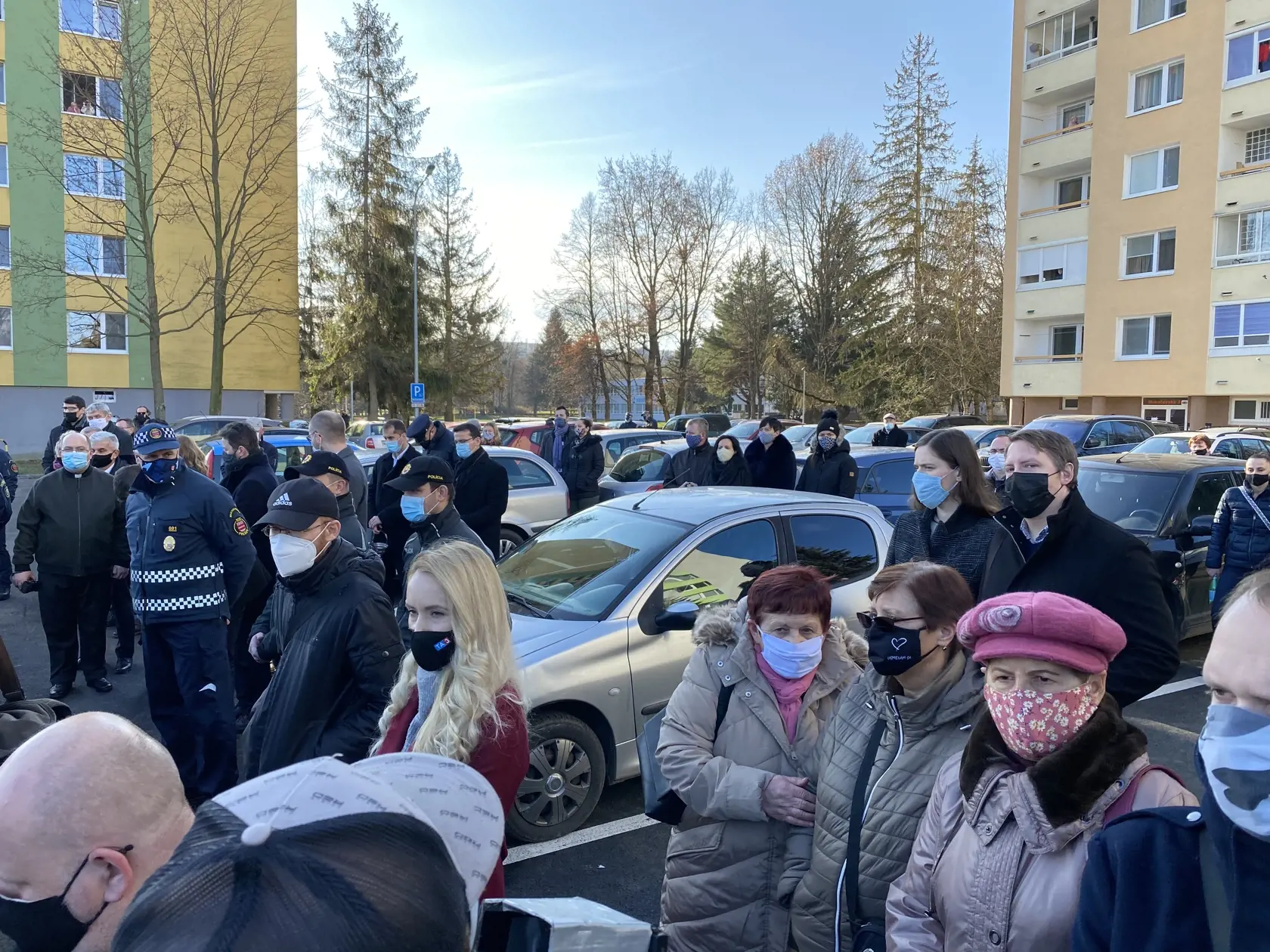 Bývalí obyvatelia Mukačevskej 7 a príbuzní zosnulých prišli pred rokom na pietnu spomienku, ktorá začala minútou ticha. Presne o 12:12, teda v čase výbuchu pred rokom, zazneli zvony na neďalekom kostole Kráľovnej Pokoja.