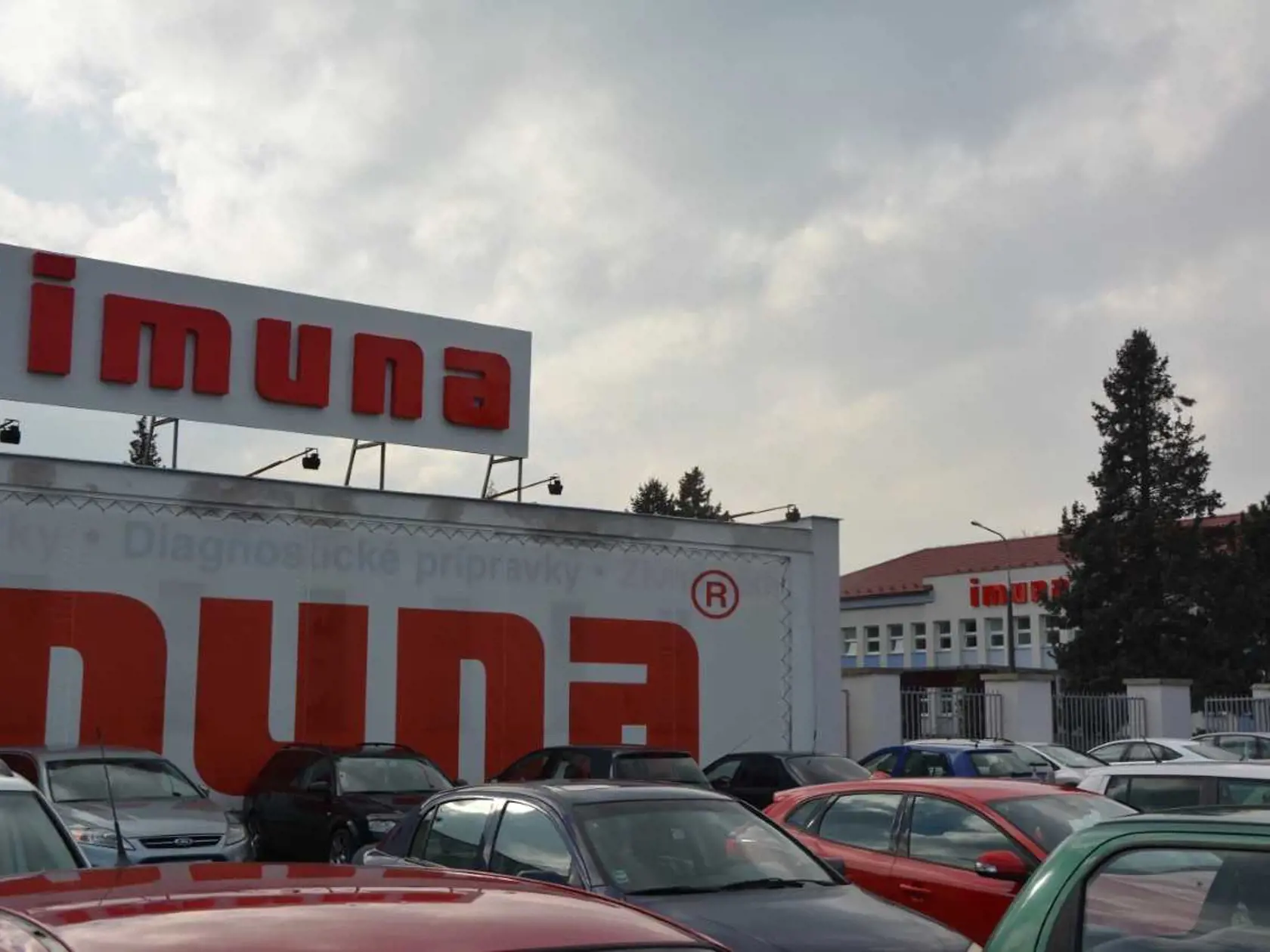 Imuna Šarišské Michaľany: Podnik vznikol v roku 1953 na výrobu antitetanového séra a očkovacích látok. Postupne výrobu rozšírili na prípravky z krvnej plazmy, živné pôdy, diagnostické či dietetické prípravky. V istom období bol u nás jediný, ktorý ponúkal krvné deriváty zo slovenskej plazmy. Po mečiarovskej privatizácii takmer zanikol. Pred niekoľkými rokmi noví majitelia investovali 12 miliónov eur do modernizácie a infúzne roztoky začali vyrábať na svetovej úrovni.