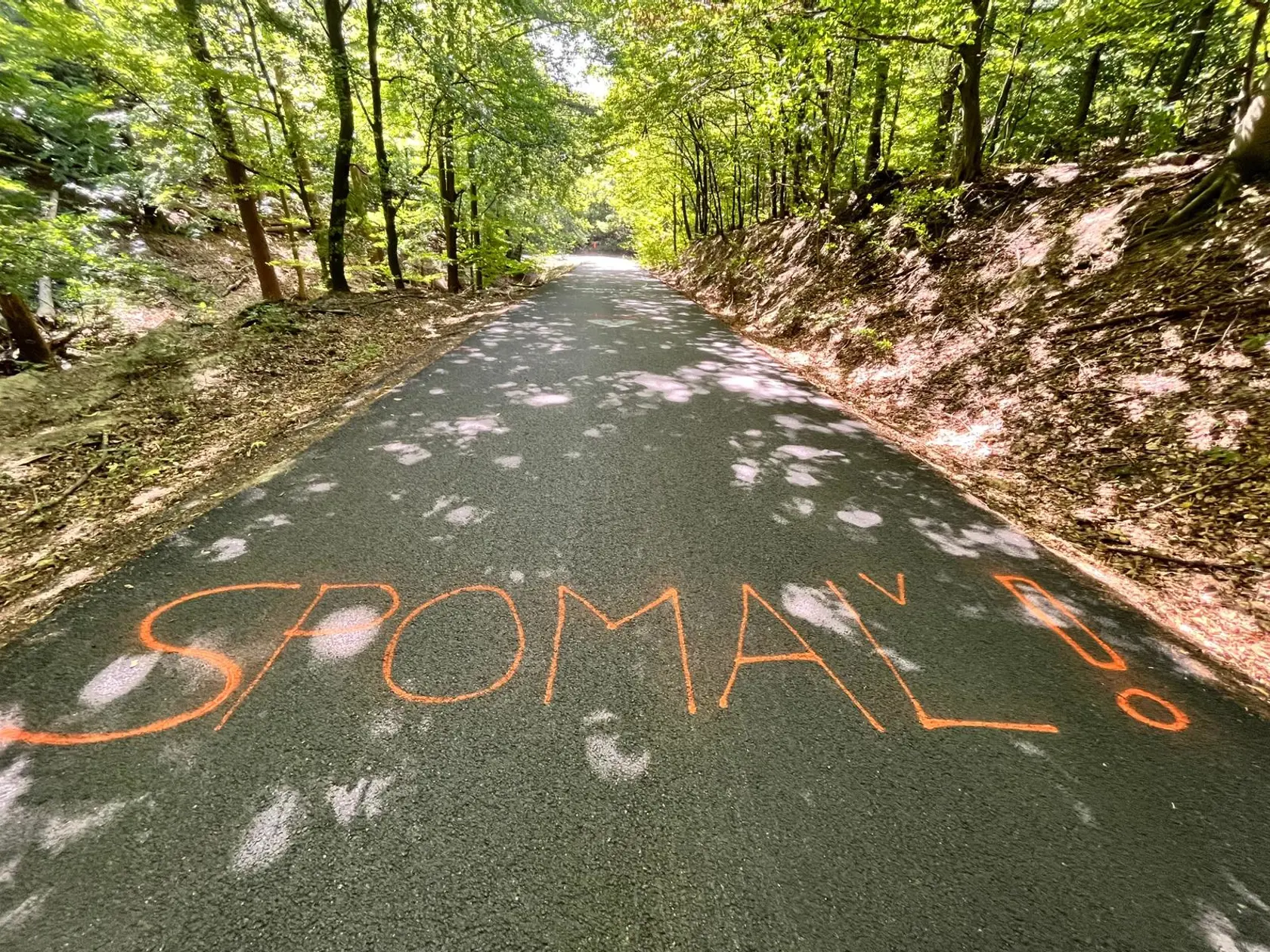 Okrem "Ostrá zákruta" na zem nasprejovali aj "Spomaľ" a "Brzdi".