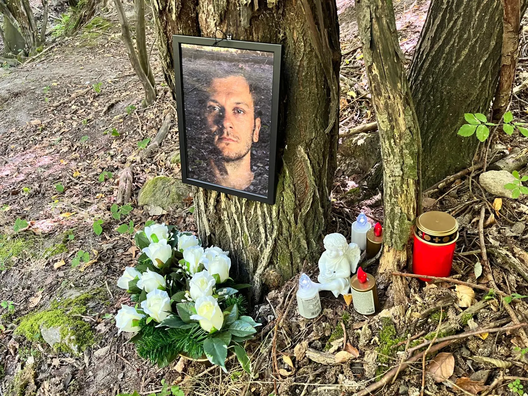 Pri strome, do ktorého Jindro narazil, je položená jeho fotka, biele ruže a aj sviečky.