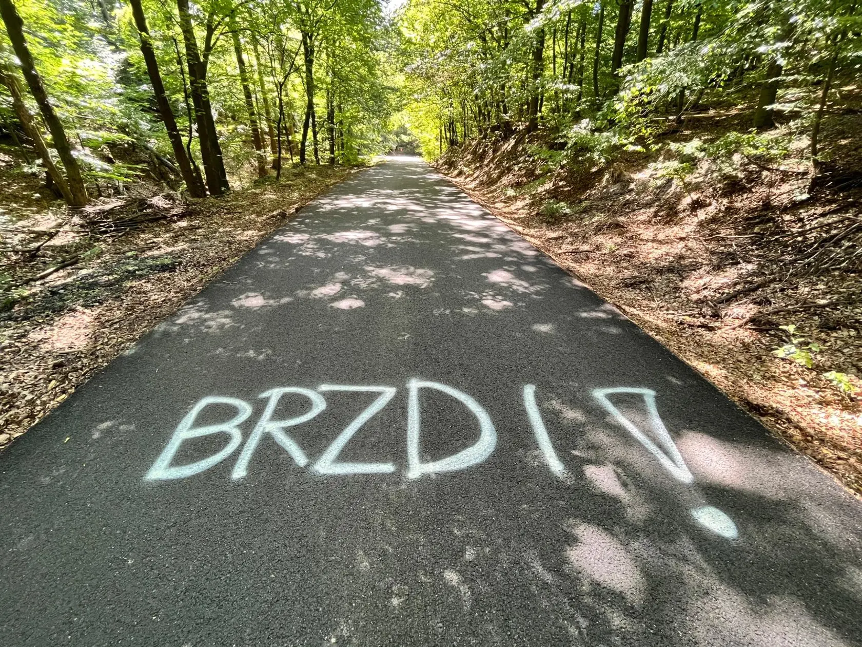 Okrem "Ostrá zákruta" na zem nasprejovali aj "Spomaľ" a "Brzdi".