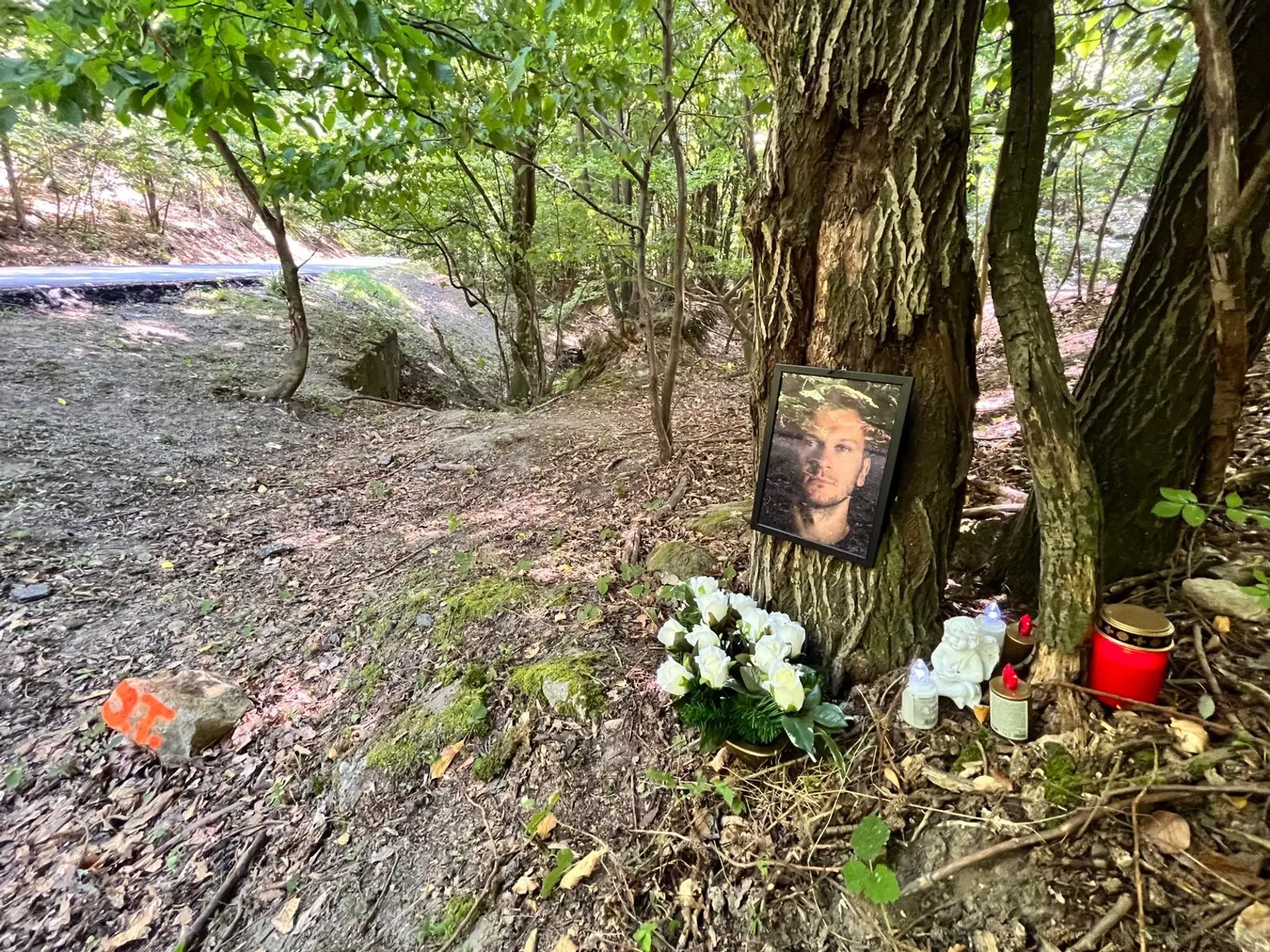 Pri strome, do ktorého Jindro narazil, je položená jeho fotka, biele ruže a aj sviečky.