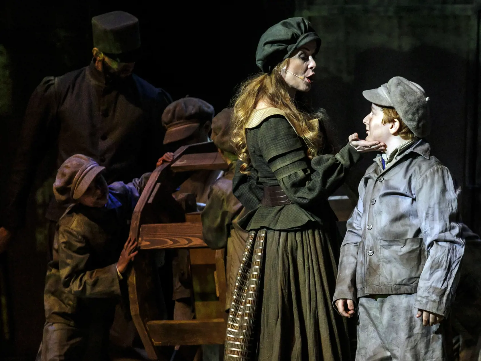 Na snímke zľava herečka Jana Balzar Lieskovská (Corneyová) a herec Tomáš Novák (Oliver Twist) počas verejnej generálky muzikálu Oliver! v Divadle Nová scéna v Bratislave 7. marca 2024. FOTO TASR - Dano Veselský