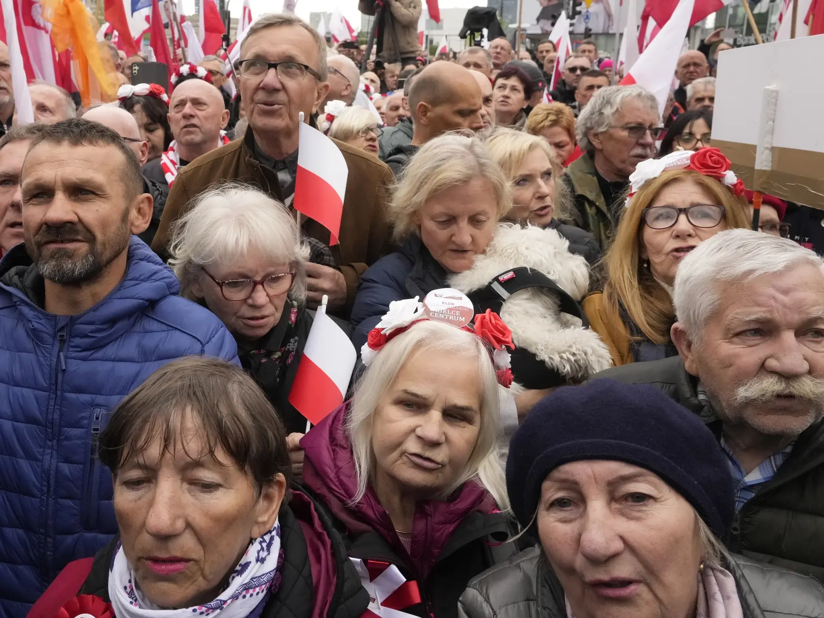 Na snímke ľudia mávajú poľskými vlajkami počas protestu proti nelegálnemu prisťahovalectvu a proti proeurópskej vláde premiéra Donalda Tuska vo Varšave 10. mája 2025. Do ulíc vyšli niečo vyše týždňa pred prezidentskými voľbami.