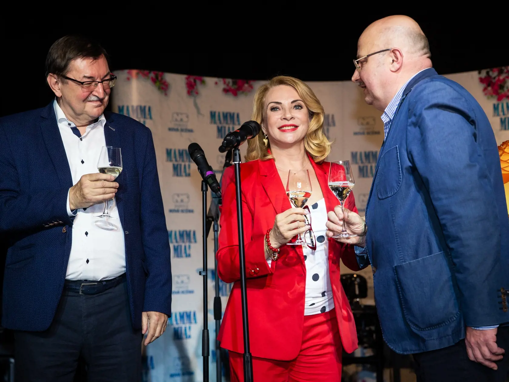 Krst knihy Martina Sarvaša s názvom "Zatiaľ toľko" v bratislavskom divadle Nová Scéna. Na snímke Zdeněk Barták, Zdena Studenková a Martin Sarvaš.