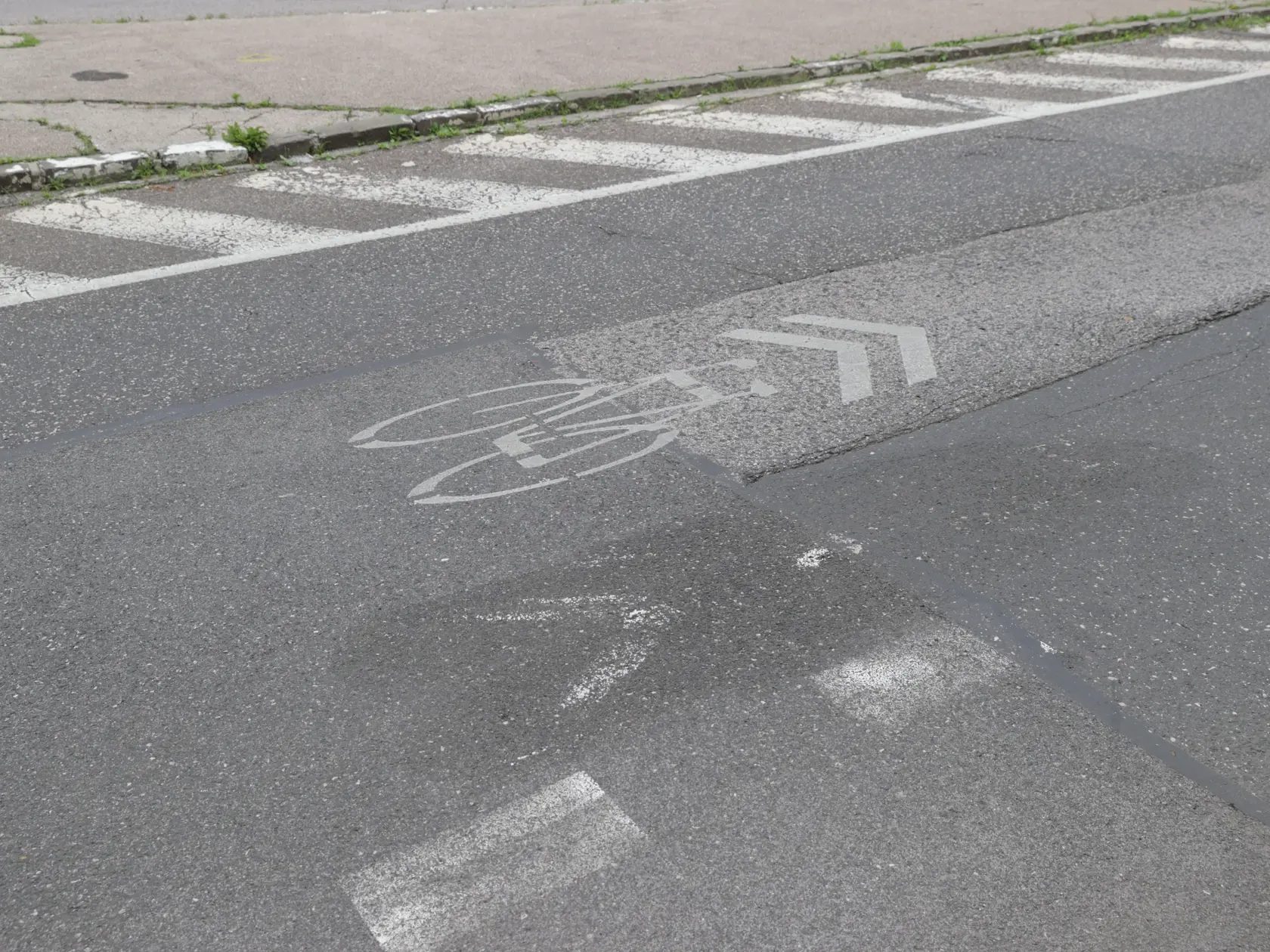 Na snímke miesto kolízie Joža Ráža s cyklistom