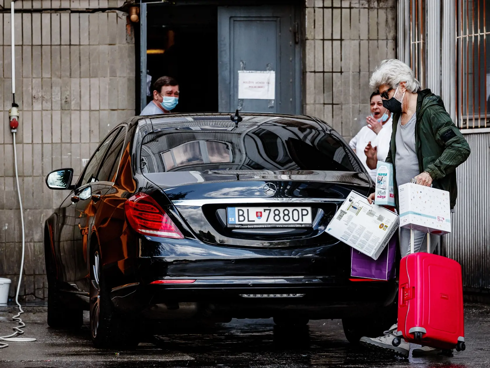 Na paparazzi snímke Erika Judínyová a Štefan Skrúcaný odchdádzajú s dcérou Ellou z nemocnice Akademika Ladislava Dérera na bratislavských Kramároch