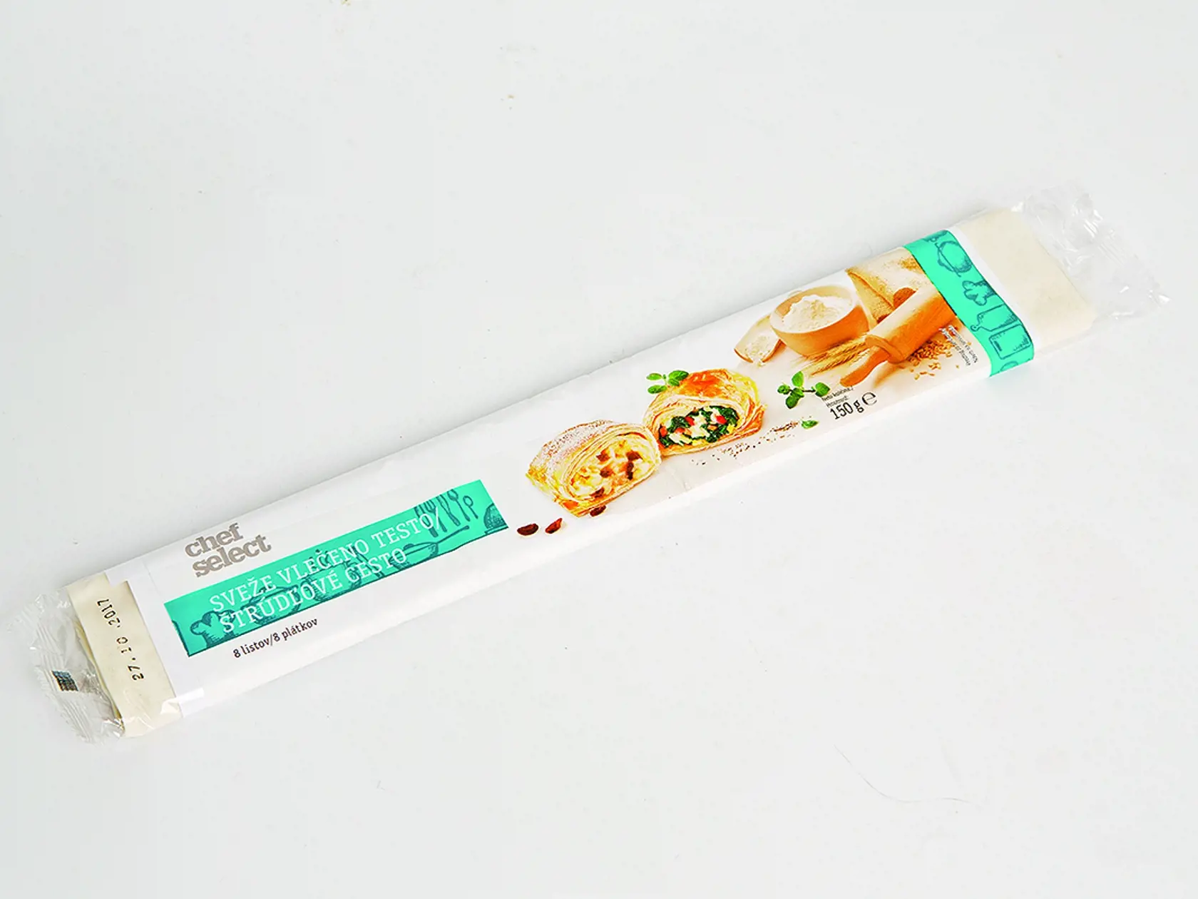 Štrúdľové cesto Chef Select, 150 g Predáva/ Lidl Krajina pôvodu/ Slovinsko Zloženie/ pšeničná múka, pitná voda, jedlá soľ, konzervačná látka: sorban draselný; kukuričný škrob Energia v 100 g/ 1 262 kJ Bielkoviny/ 11 g Sacharidy/ 60 g Tuky/ 0,9 g Soľ/ 1,9 g.
REDAKCIA HODNOTÍ: Z 8 menších štvorcov cesta sa dajú urobiť 4 menšie štrúdle. Cesto je jemné a tenučké, práca s ním vyžaduje zručnosť, rýchlosť a opatrnosť. Po rozbalení extrémne rýchlo vysychalo a na mieste, kde bolo zložené, sa lámalo napr