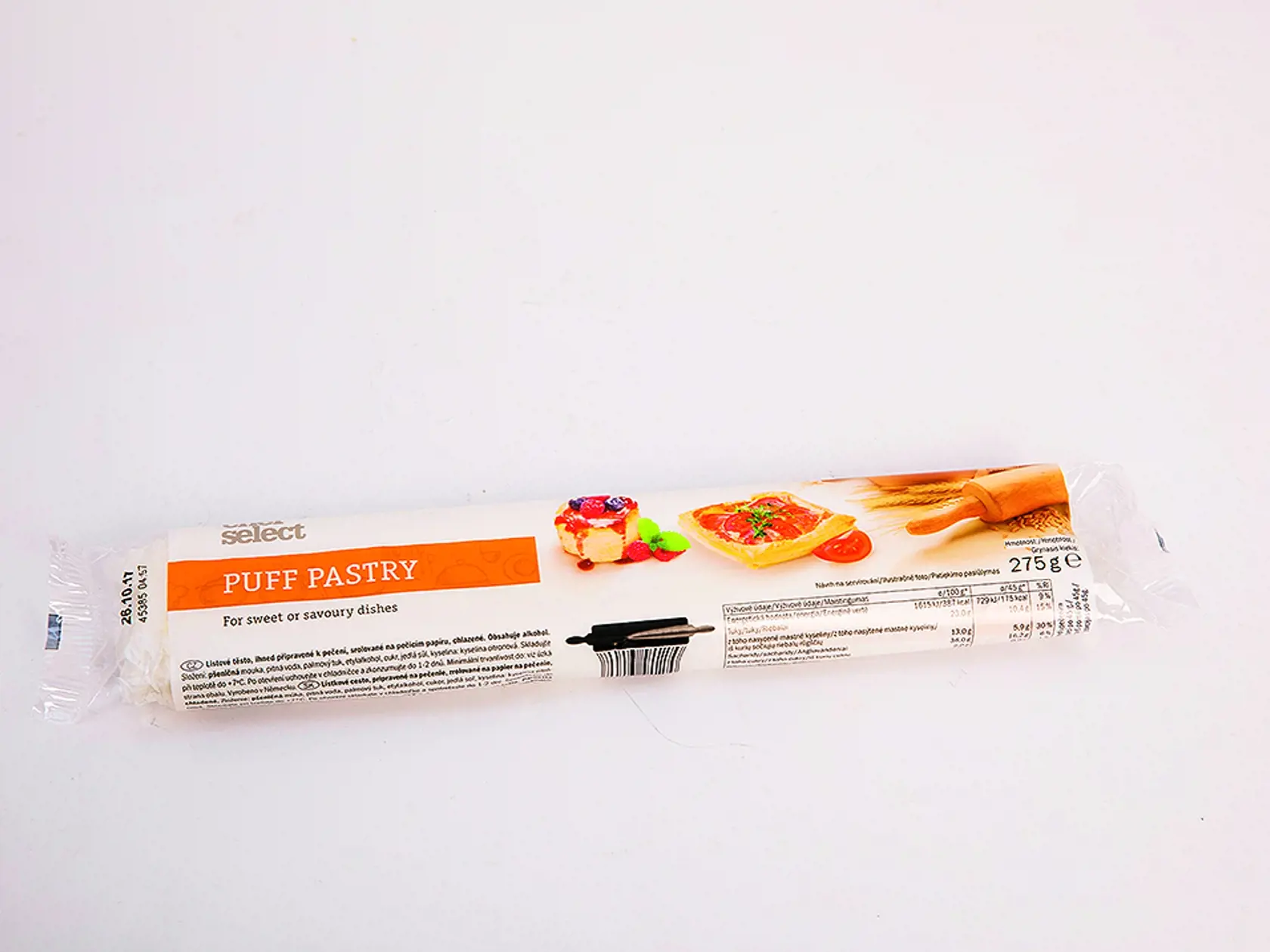 Puff Pastry Chef Select, 275 g Predáva/ Lidl Krajina pôvodu/ Nemecko Zloženie/ pšeničná múka, pitná voda, palmový tuk, etylalkohol, cukor, jedlá soľ, kyselina citrónová;1 kus Energia v 100 g/ 1 615 kJ Bielkoviny/ 5,5 g Sacharidy/ 36 g Tuky/ 23 g Soľ/ 0,6 g.
REDAKCIA HODNOTÍ: Tento šikovný polotovar – plát rozvaľkaného lístkového cesta zvinutý v papieri na pečenie – je o niečo hrubší. Po vybratí z chladničky začal mäknúť, preto s ním treba svižne pracovať. Pri pečení vybehlo pomalšie, no nakonie