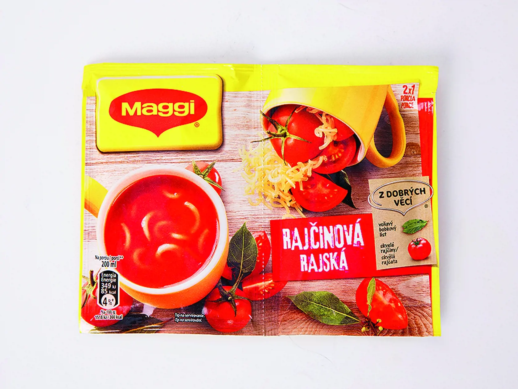 Rajčinová polievka s cestovinami Maggi, 2 x 23 g Cena za 1 ks/ 0,33 € Krajina pôvodu/ neuvedená Energia v 1 porcii/ 200 ml/ 349 kJ Zloženie/ rajčinový prášok 25 %, cukor, múka z tvrdej pšenice, zemiakový škrob, sušený glukózový sirup, jedlá soľ, slnečnicový olej, sušený kvasnicový výťažok, bobkový list 0,04 %, minerálna látka: jodičnan draselný; cestoviny 17 %. REDAKCIA HODNOTÍ: Tmavočervená polievka s tradičnými rezancami má optimálne hustú konzistenciu, ale trocha nevýraznú vôňu. Aj chuť je sl